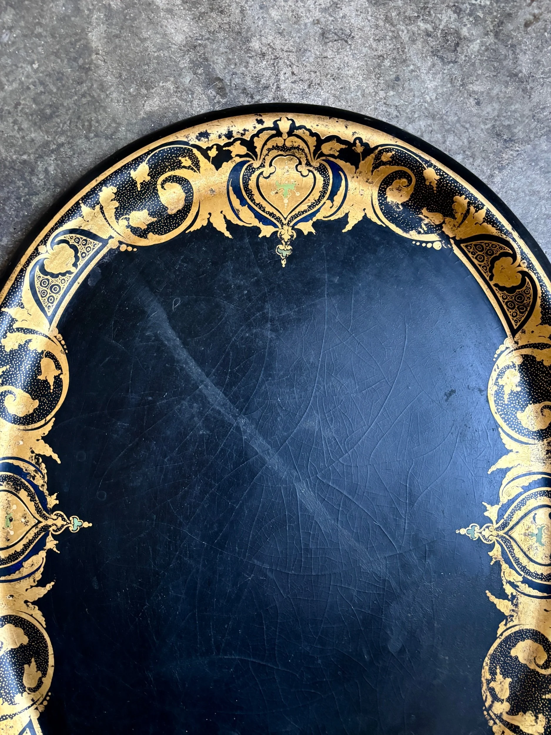 plateau-ovale-napoleon-iii-en-carton-bouilli-noir-et-dor