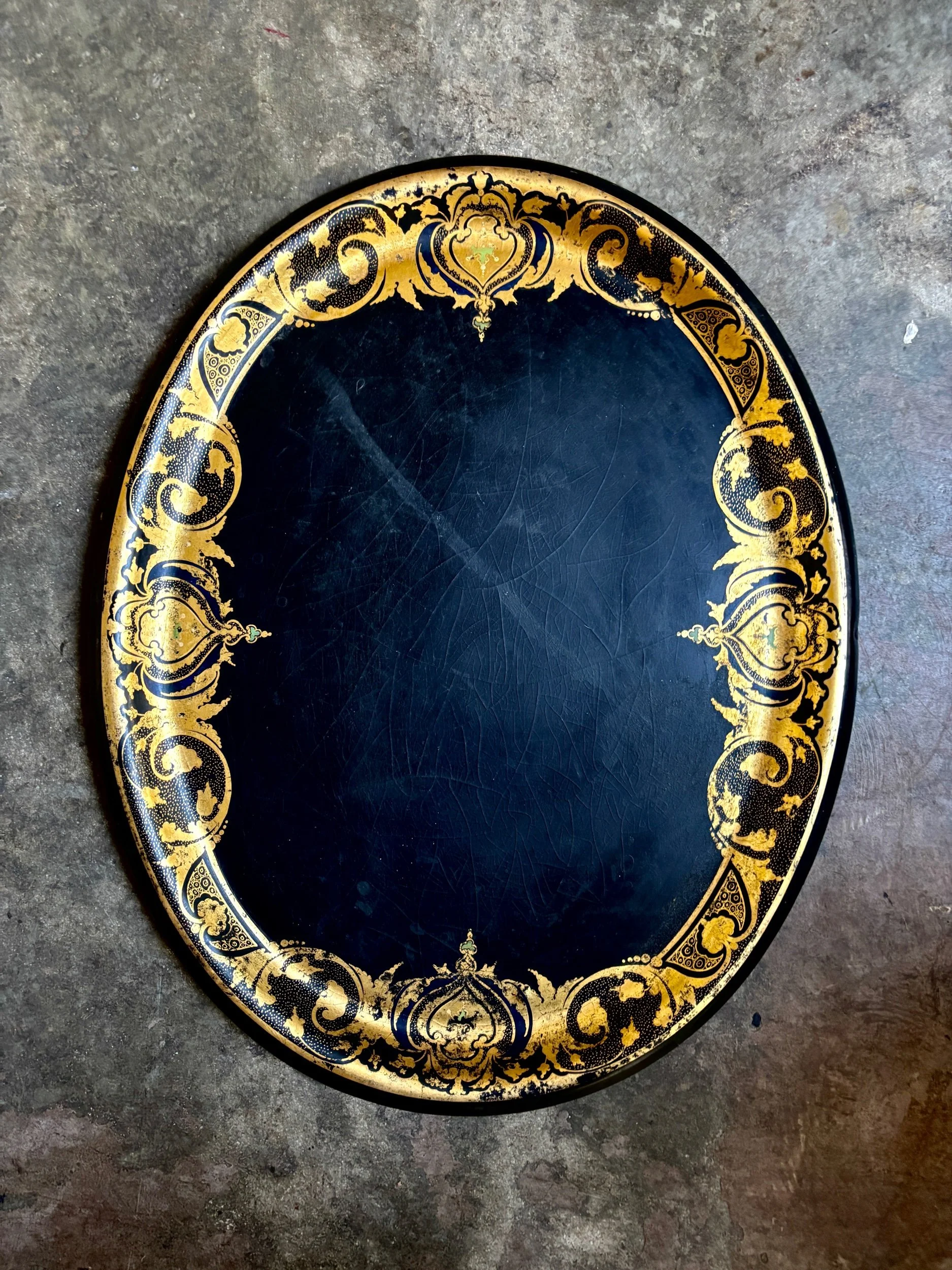 Plateau ovale Napoléon III en carton bouilli noir et doré