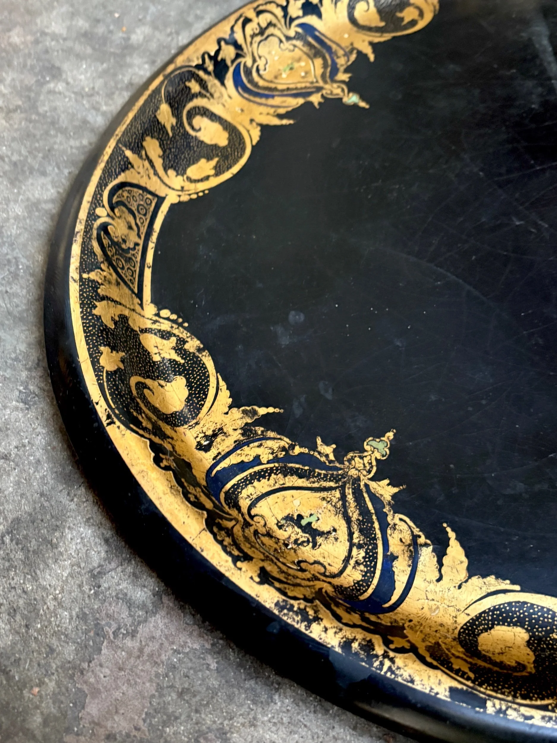 plateau-ovale-napoleon-iii-en-carton-bouilli-noir-et-dor
