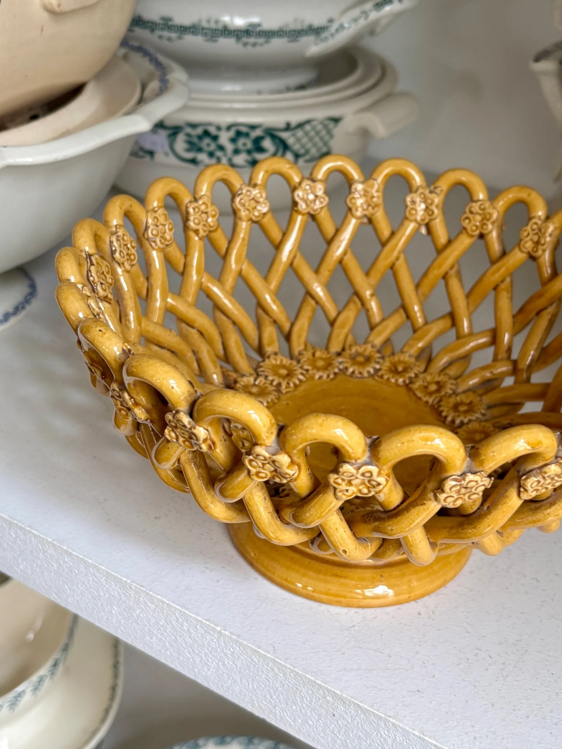 coupe-ajoure-faience-pichon-uzes-ocre-vaisselle-vintage-axs-design-paris-france