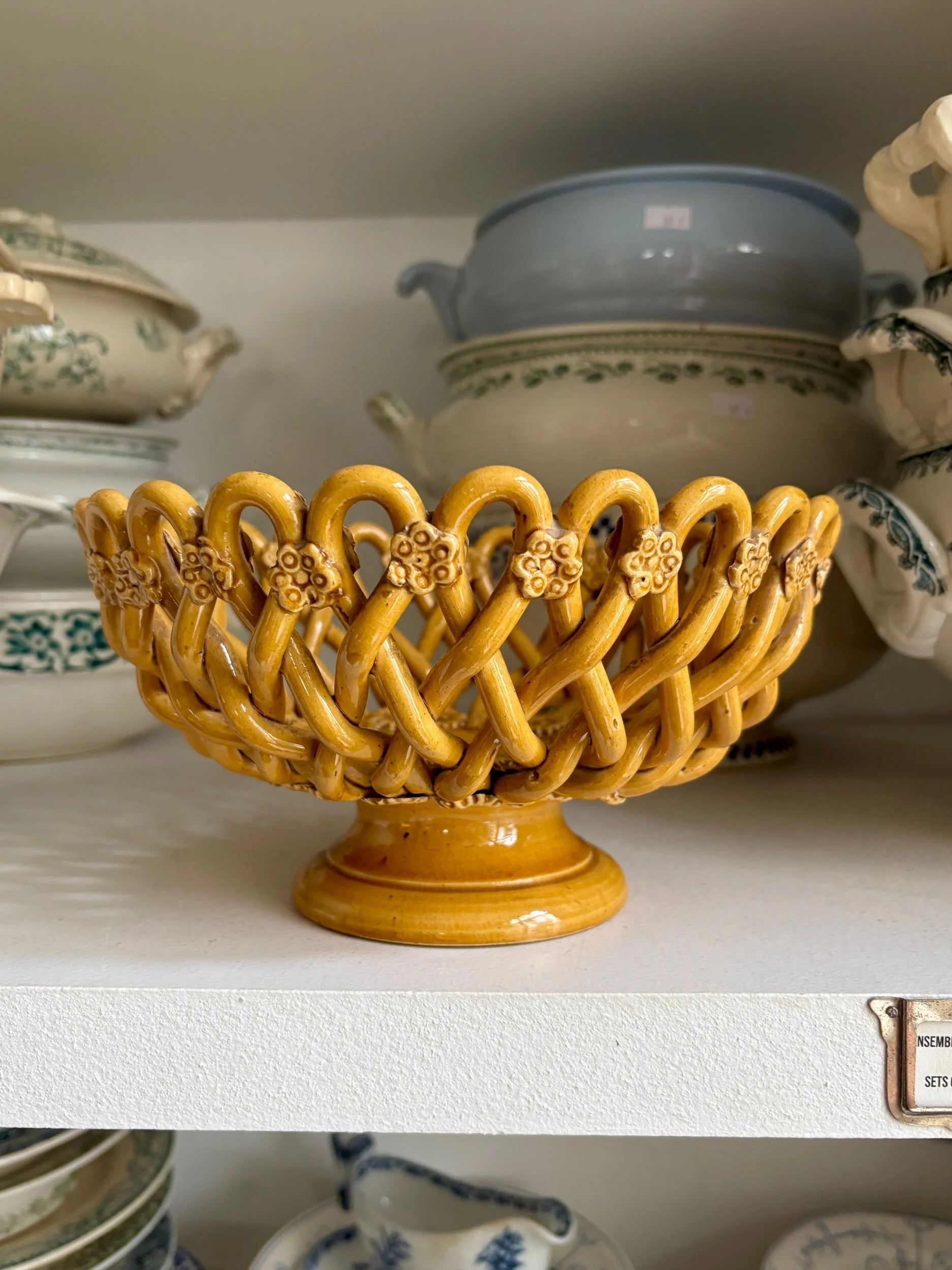 coupe-ajoure-faience-pichon-uzes-ocre-vaisselle-vintage-axs-design-paris-france
