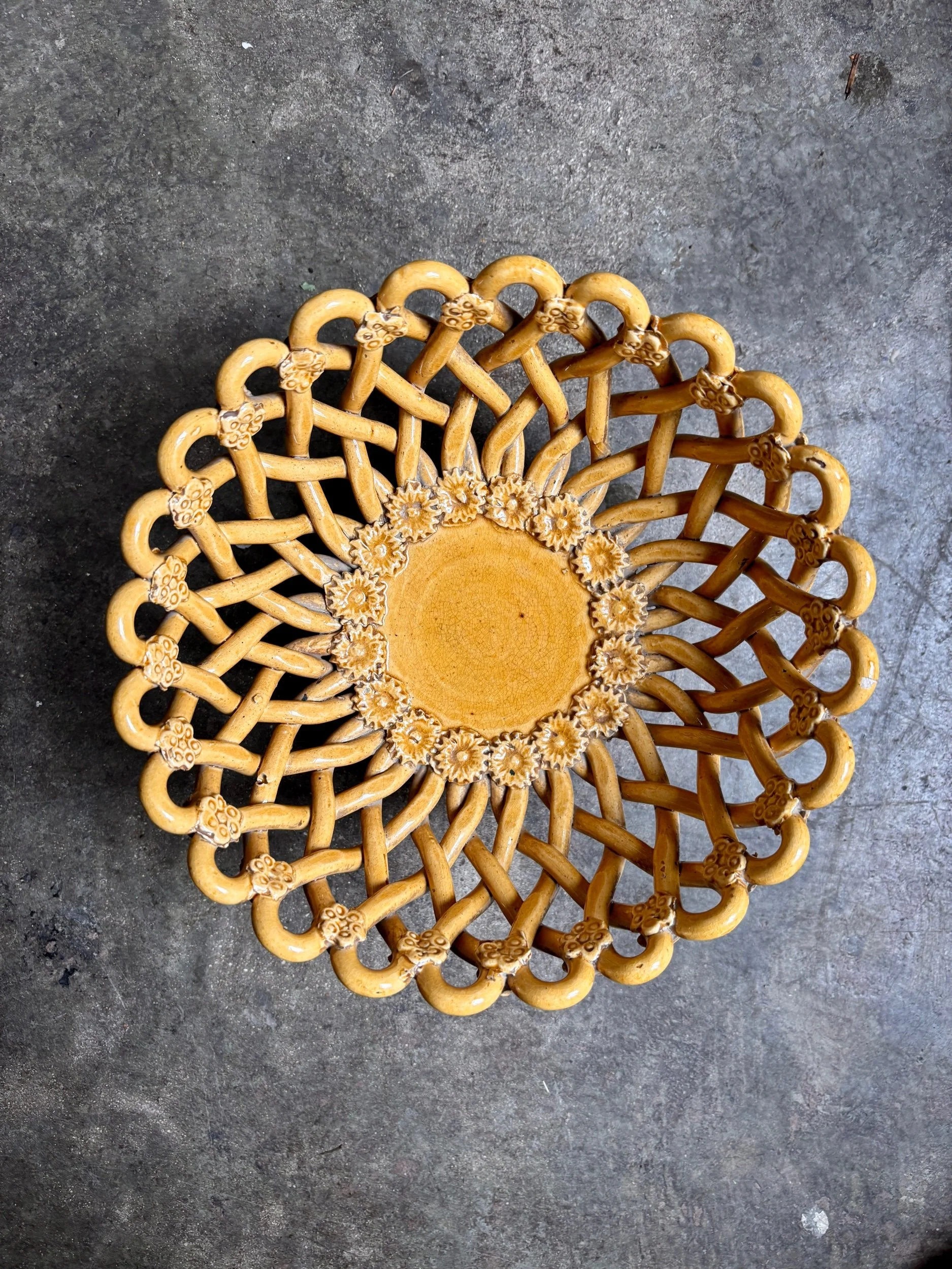 coupe-ajoure-faience-pichon-uzes-ocre-vaisselle-vintage-axs-design-paris-france