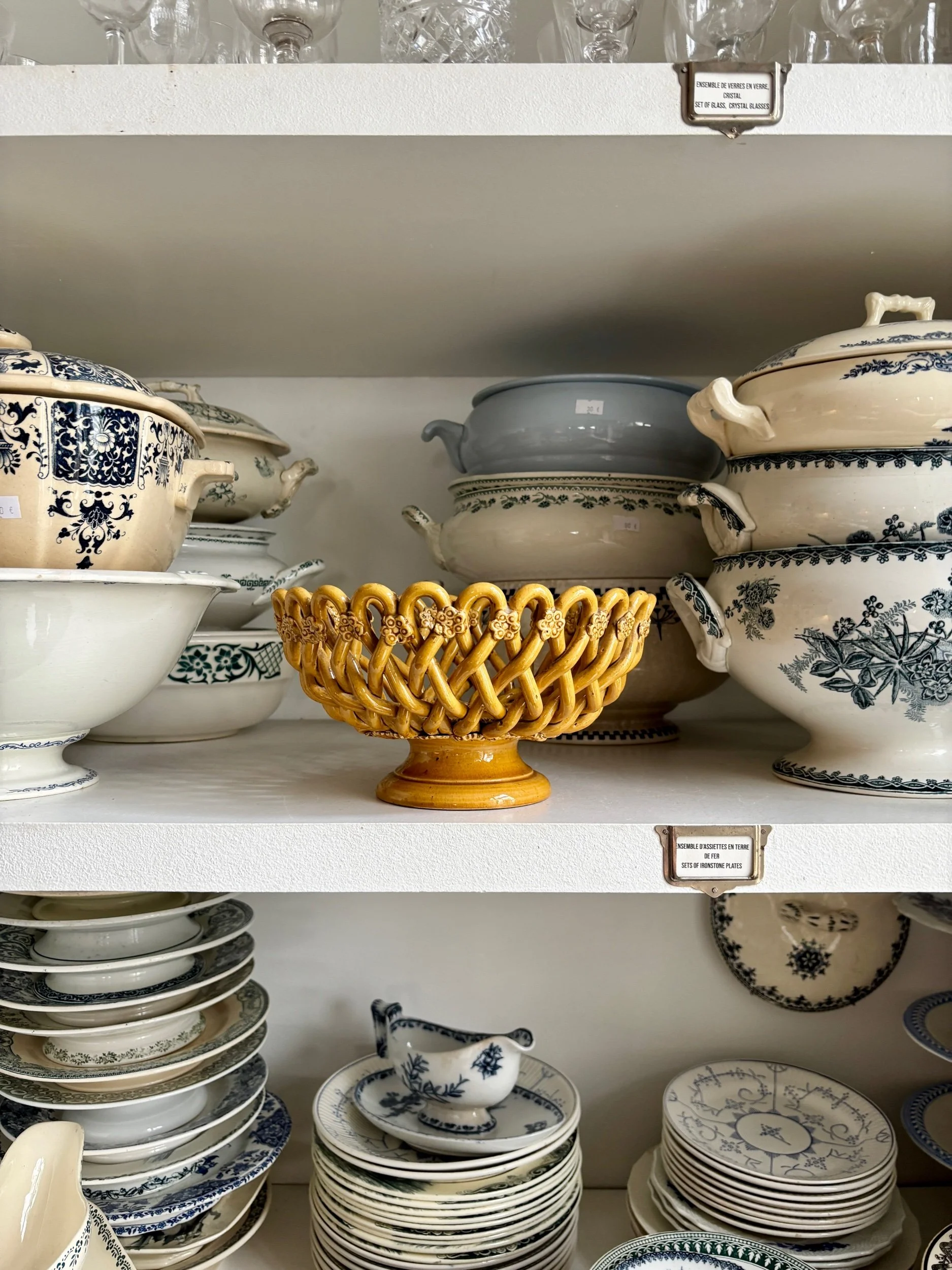 coupe-ajoure-faience-pichon-uzes-ocre-vaisselle-vintage-axs-design-paris-france