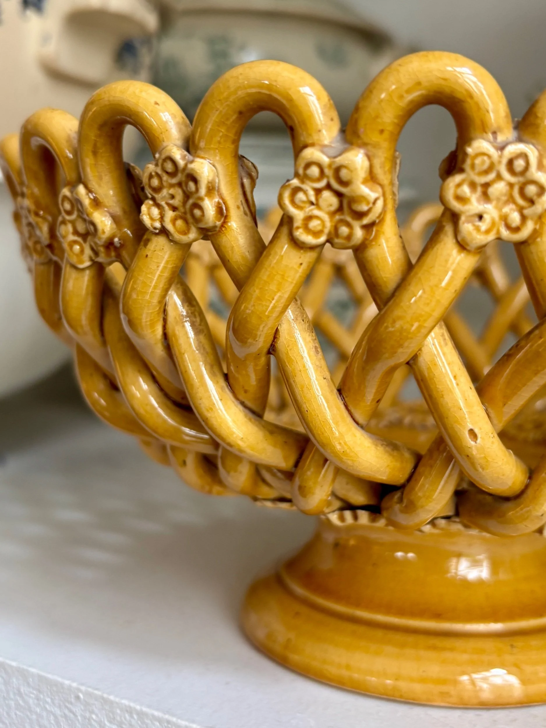coupe-ajoure-faience-pichon-uzes-ocre-vaisselle-vintage-axs-design-paris-france