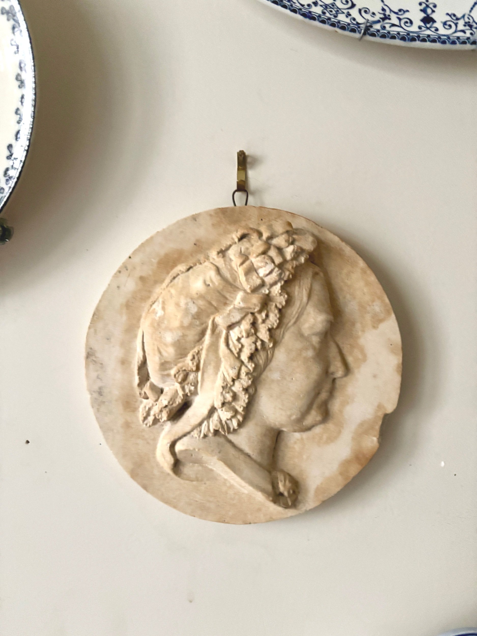 medaillon-mural-sculpture-platre-beige-decoration-axs-design-paris-france-2