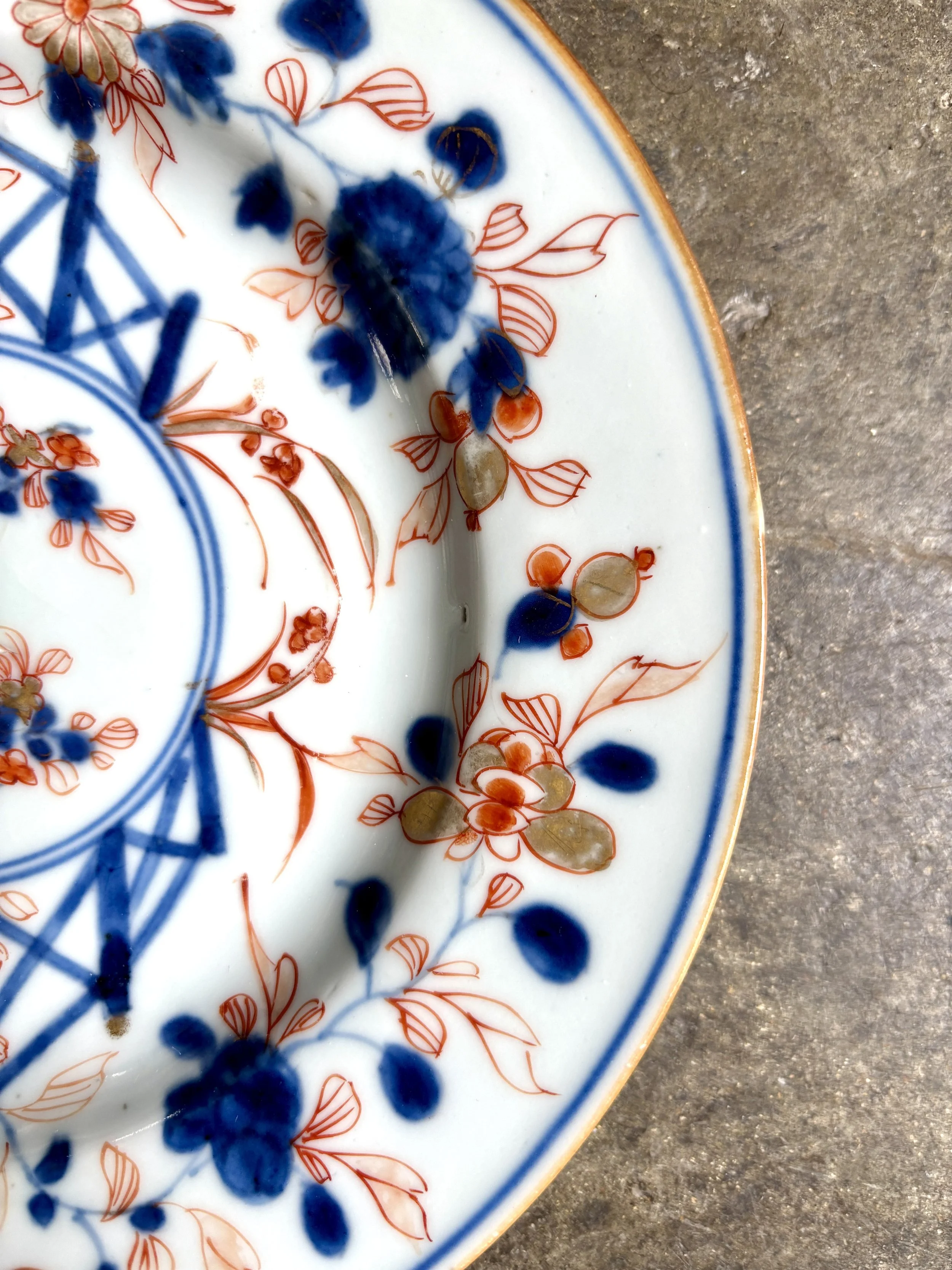 assiette-plate-1-compagnie-des-indes-decor-imari-porcelaine-bleu-rose-dore-vaisselle-vintage-antique-axs-design-paris-france