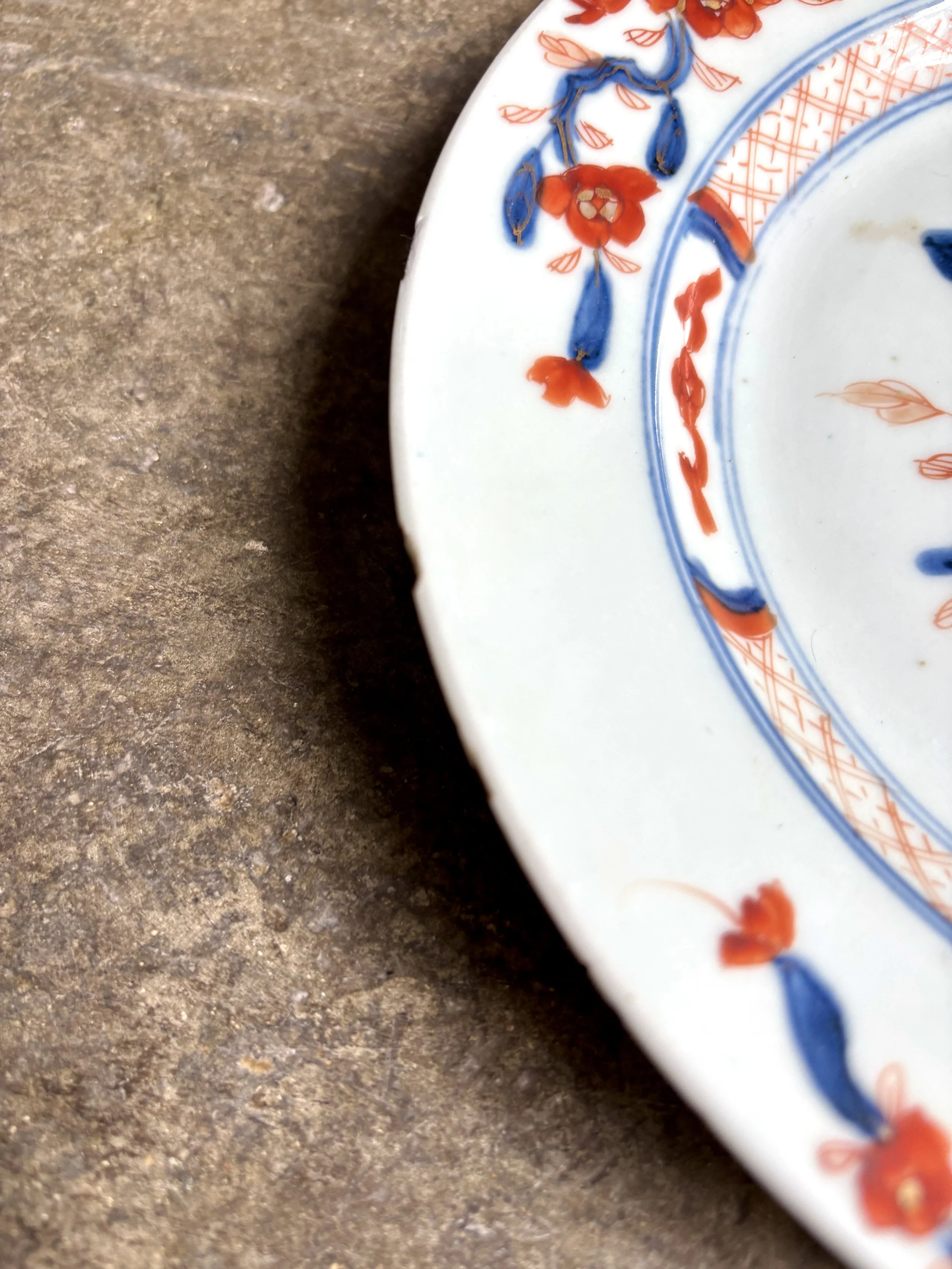 assiette-plate-2-compagnie-des-indes-decor-imari-porcelaine-bleu-orange-dore-vaisselle-vintage-antique-axs-design-paris-france