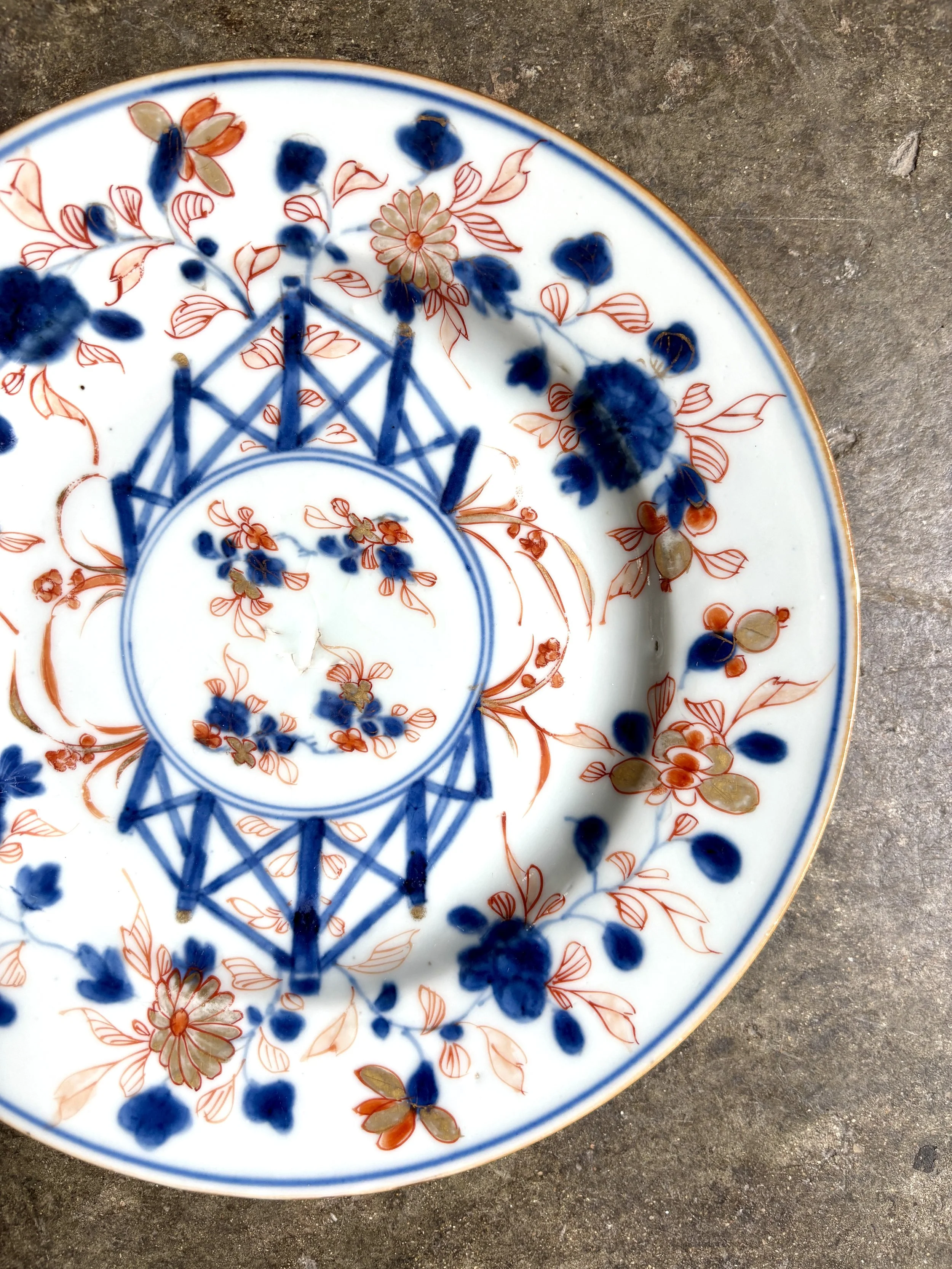 assiette-plate-1-compagnie-des-indes-decor-imari-porcelaine-bleu-rose-dore-vaisselle-vintage-antique-axs-design-paris-france
