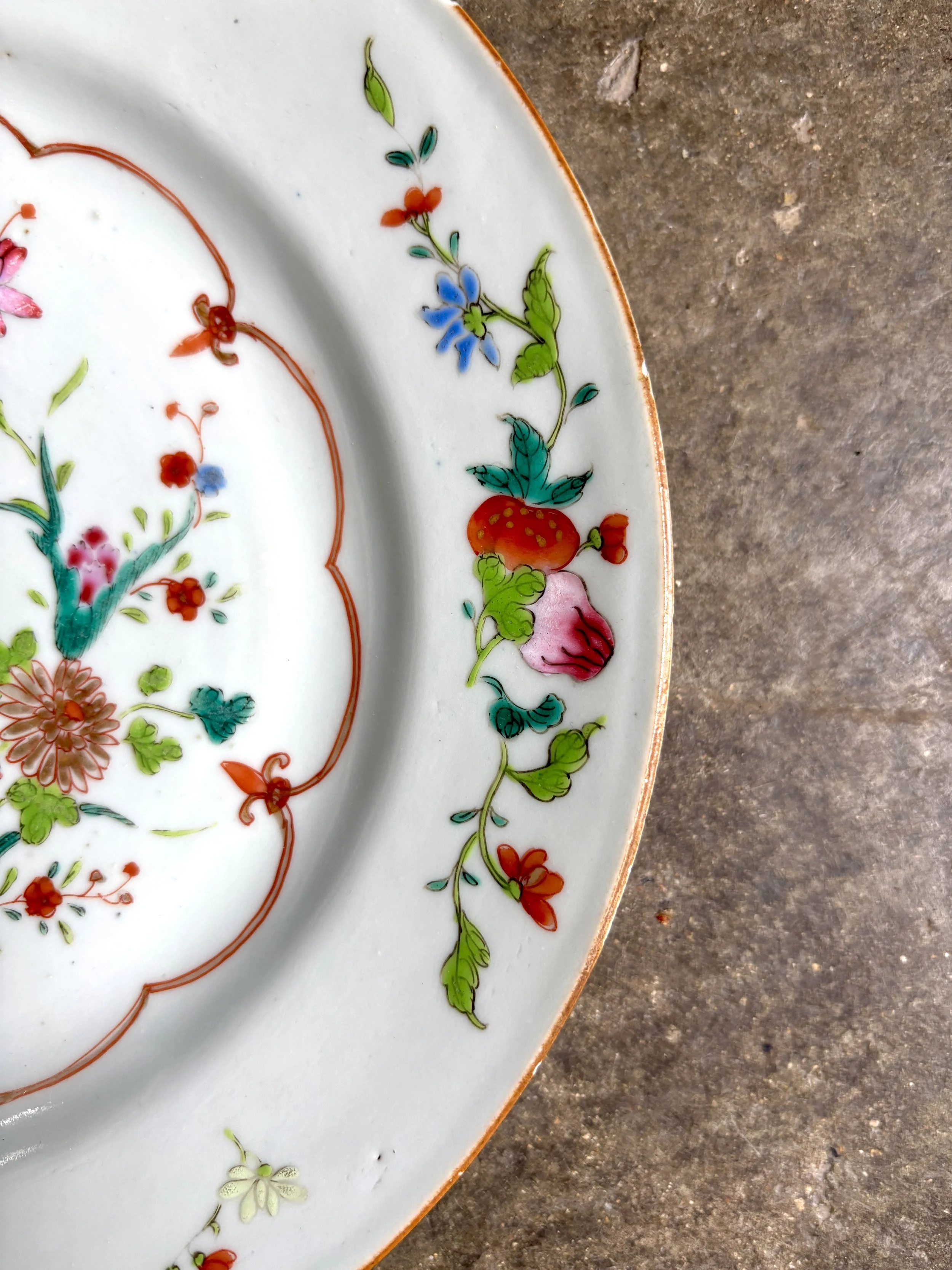 assiette-plate-compagnie-des-indes-porcelaine-polychrome-bleu-rose-vert-dore-vaisselle-vintage-antique-axs-design-paris-france
