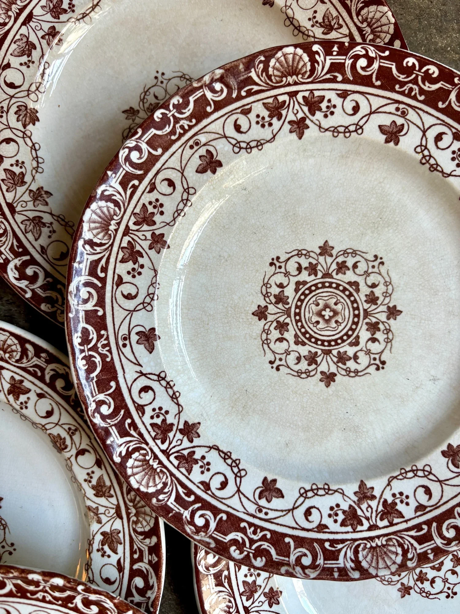 assiettes-jules-vieillard-louis-xv-terre-fer-vaisselle-vintage-axs-design-paris-france