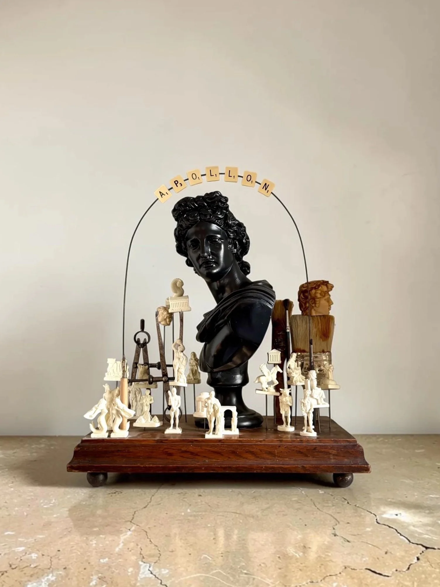 apollon-buste-noir-bois-statuettes-pinceaux-compas-art-sculpture-axs-design-paris-france
