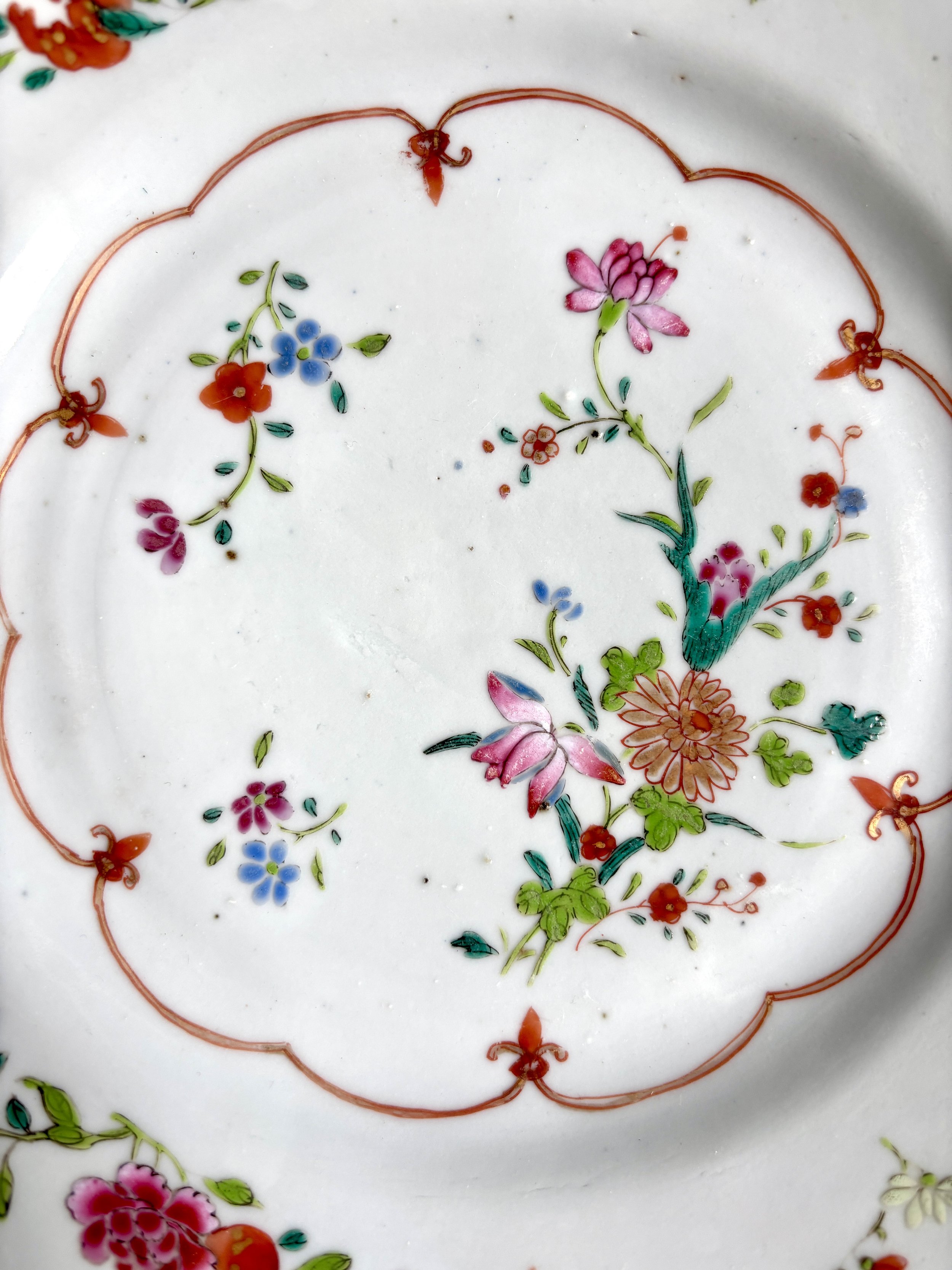 assiette-plate-compagnie-des-indes-porcelaine-polychrome-bleu-rose-vert-dore-vaisselle-vintage-antique-axs-design-paris-france