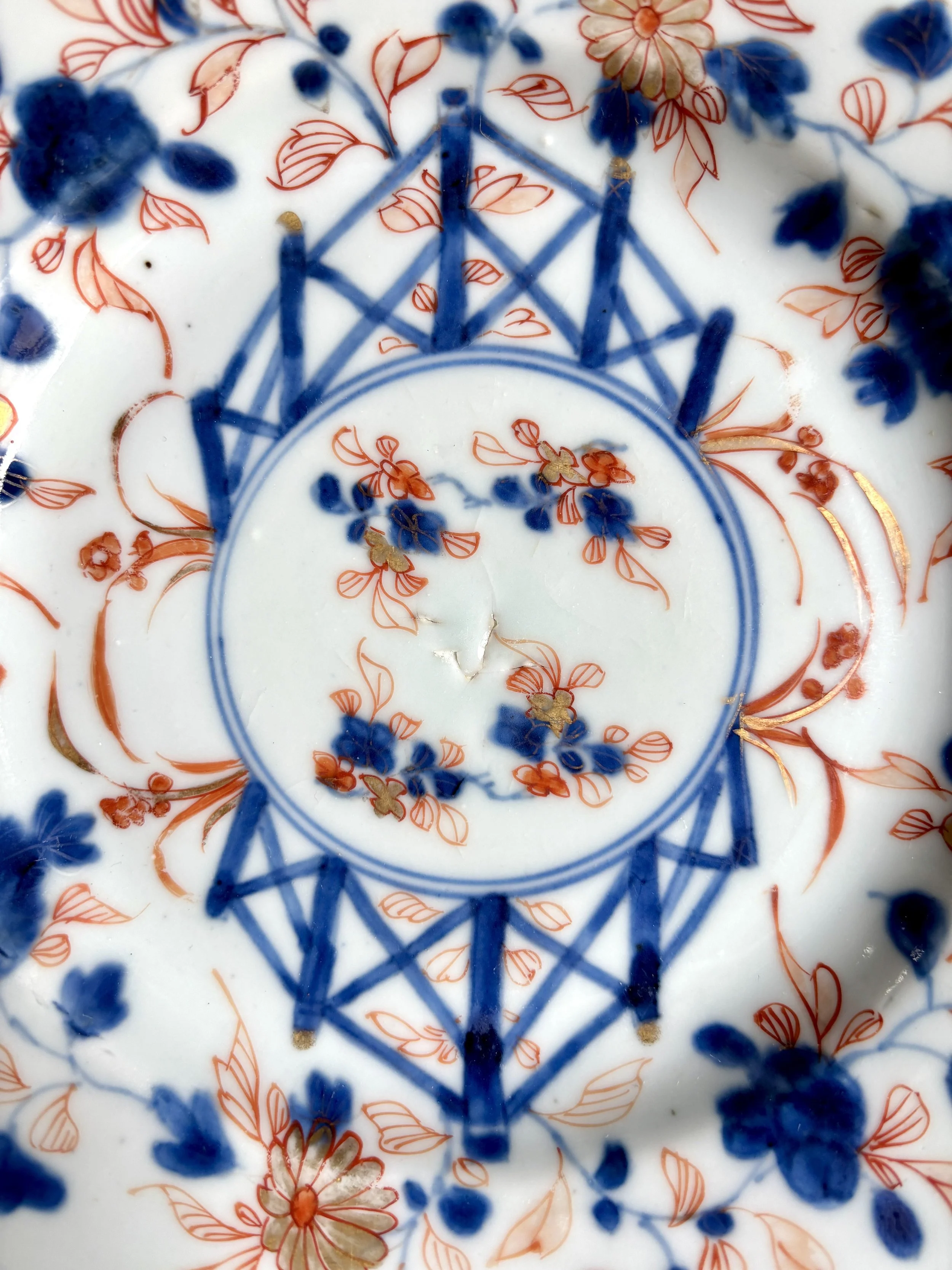 assiette-plate-1-compagnie-des-indes-decor-imari-porcelaine-bleu-rose-dore-vaisselle-vintage-antique-axs-design-paris-france