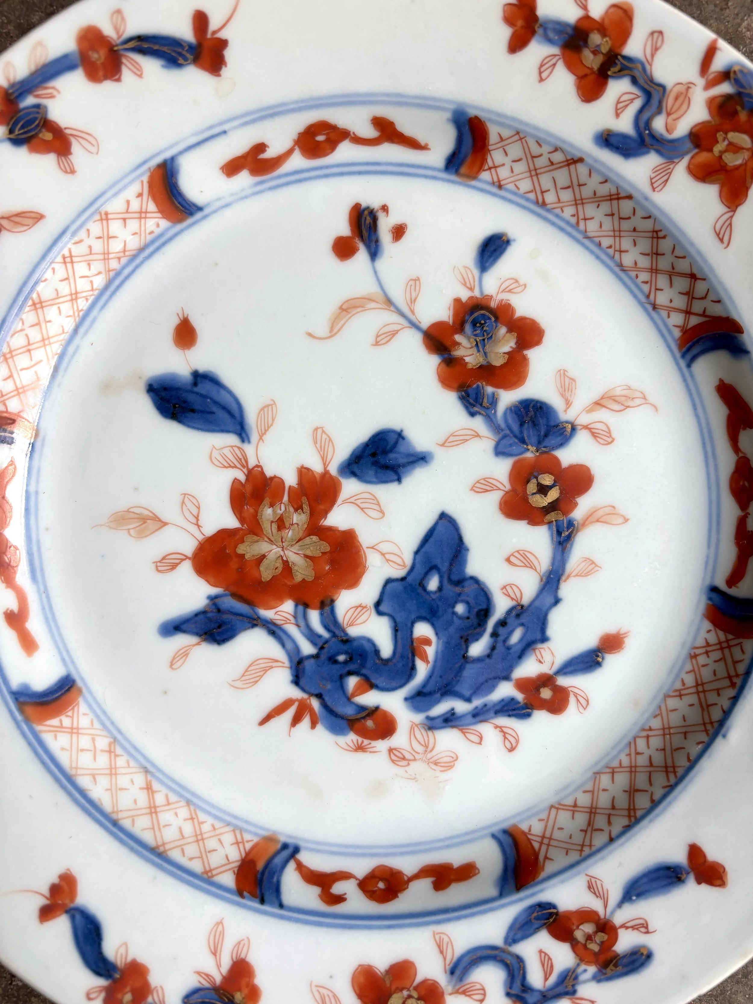 assiette-plate-2-compagnie-des-indes-decor-imari-porcelaine-bleu-orange-dore-vaisselle-vintage-antique-axs-design-paris-france