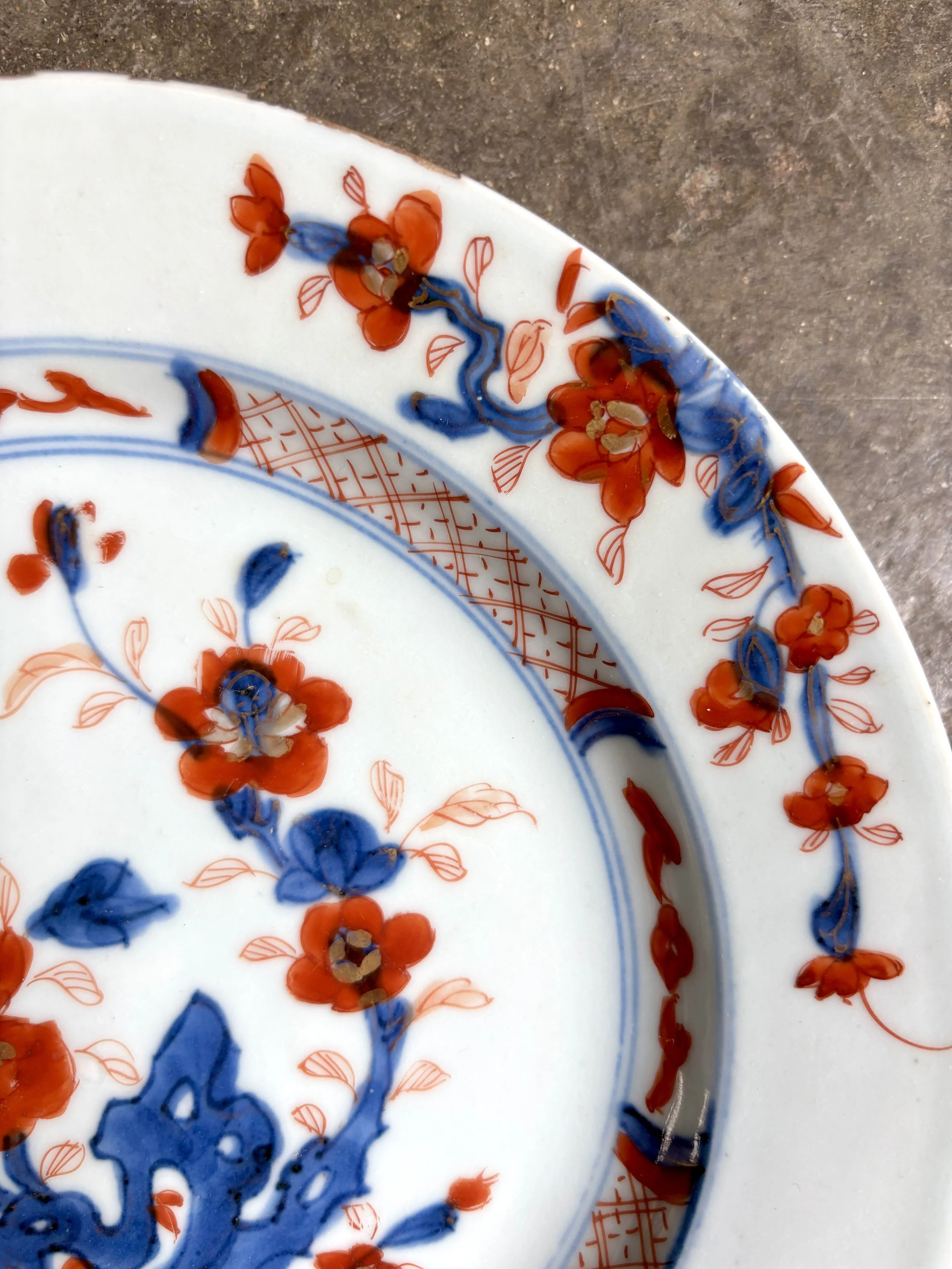 assiette-plate-2-compagnie-des-indes-decor-imari-porcelaine-bleu-orange-dore-vaisselle-vintage-antique-axs-design-paris-france