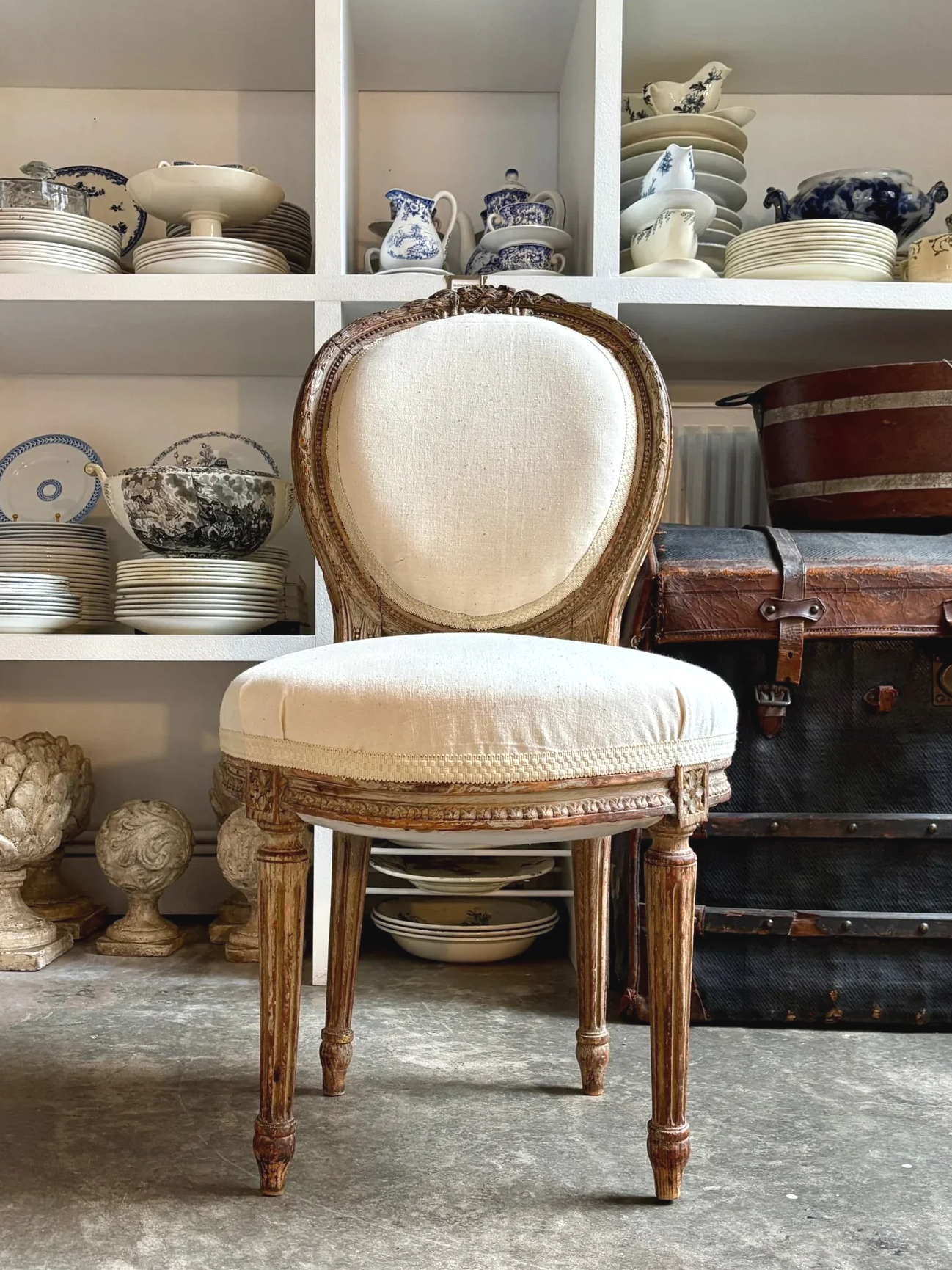 chaise-medaillon-bois-coton-beige-assise-vintage-axs-design-paris-france