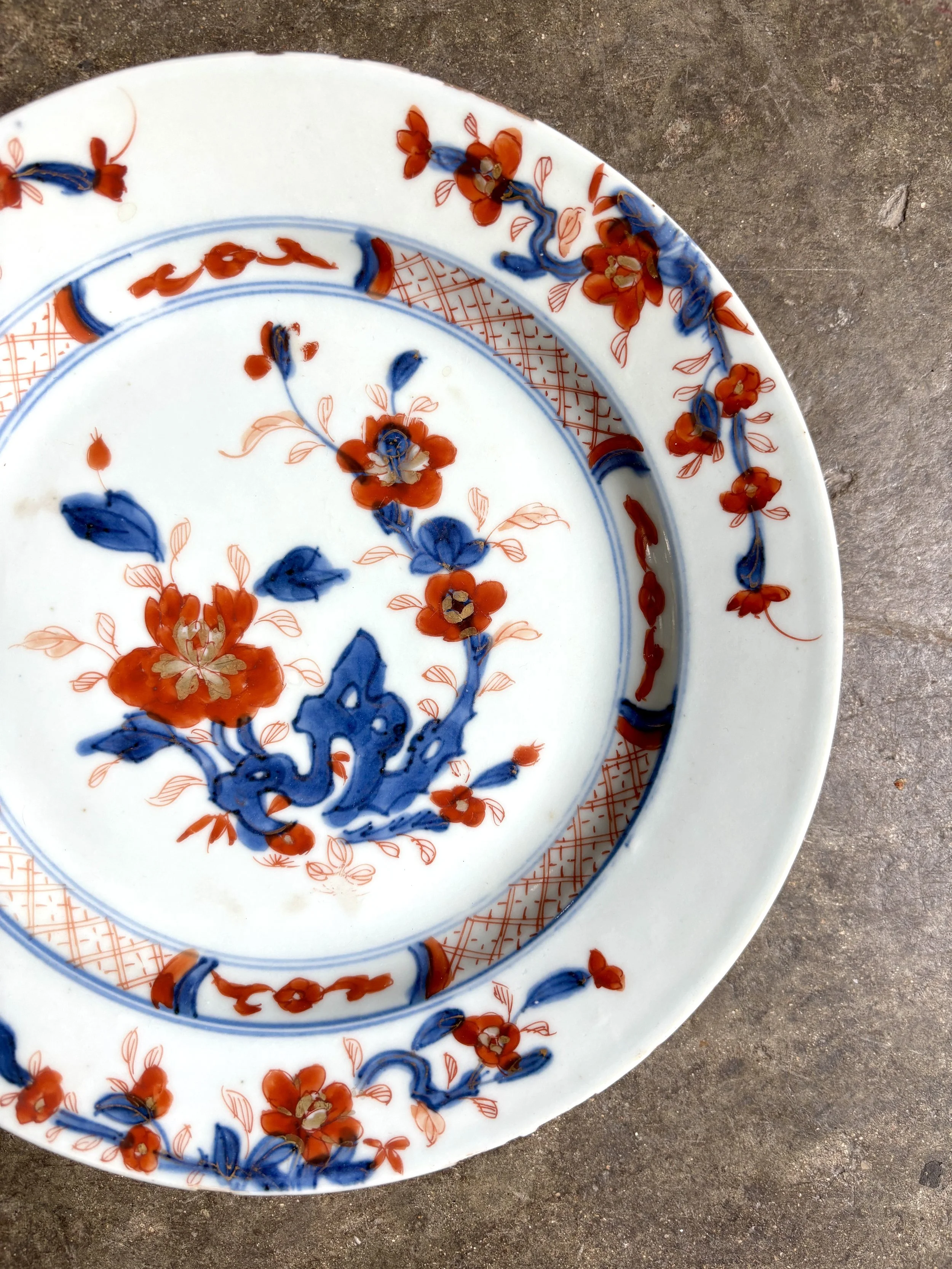 Assiette plate Compagnie des Indes en porcelaine décor Imari peinte à la main, XVIIIème s., n°2