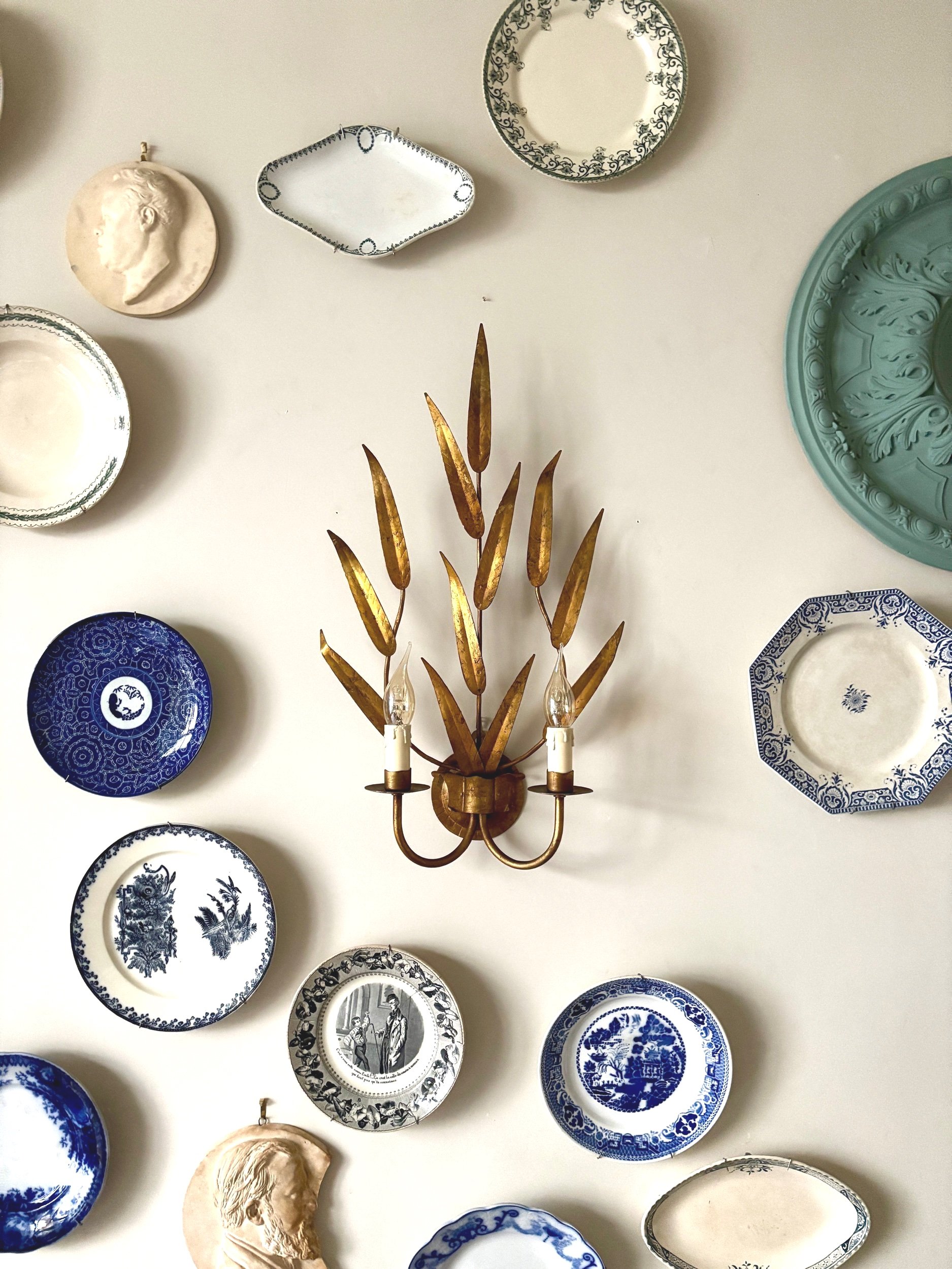 appliques-feuilles-2-feux-metal-dore-luminaire-vintage-axs-design-paris-france