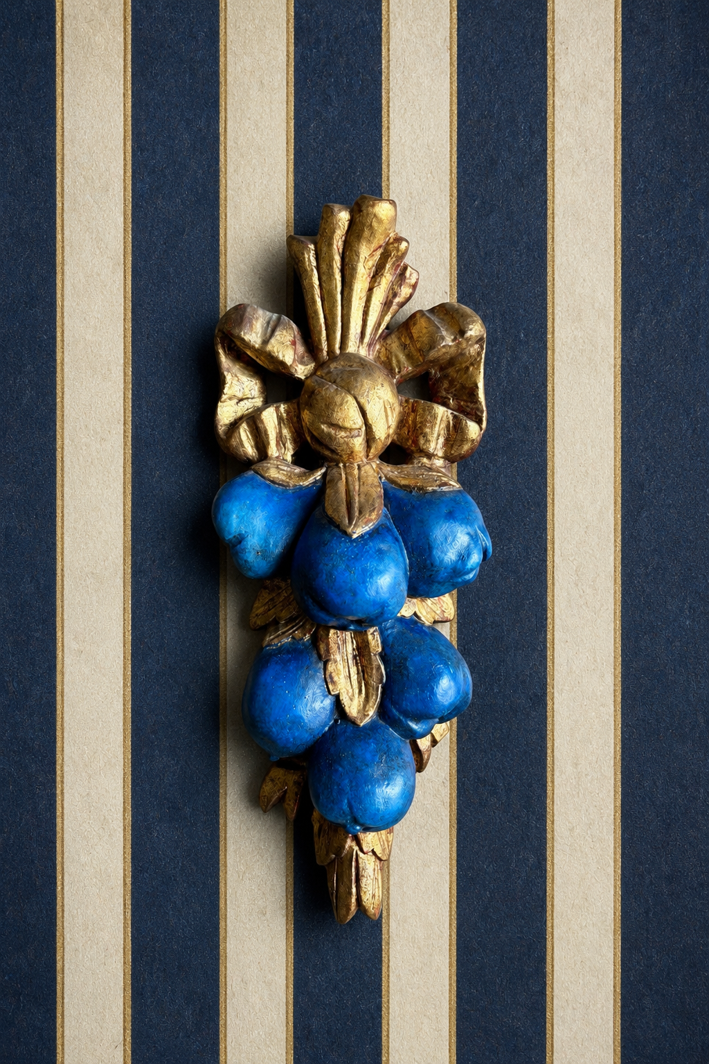ornement-mural-bleu-sculpture-vintage-axs-design-paris-france