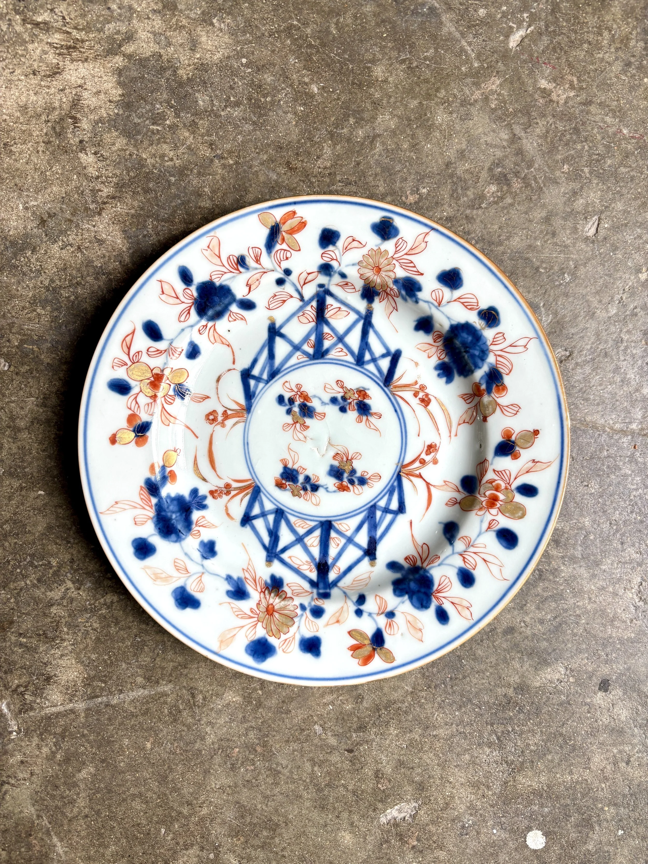 assiette-plate-1-compagnie-des-indes-decor-imari-porcelaine-bleu-rose-dore-vaisselle-vintage-antique-axs-design-paris-france