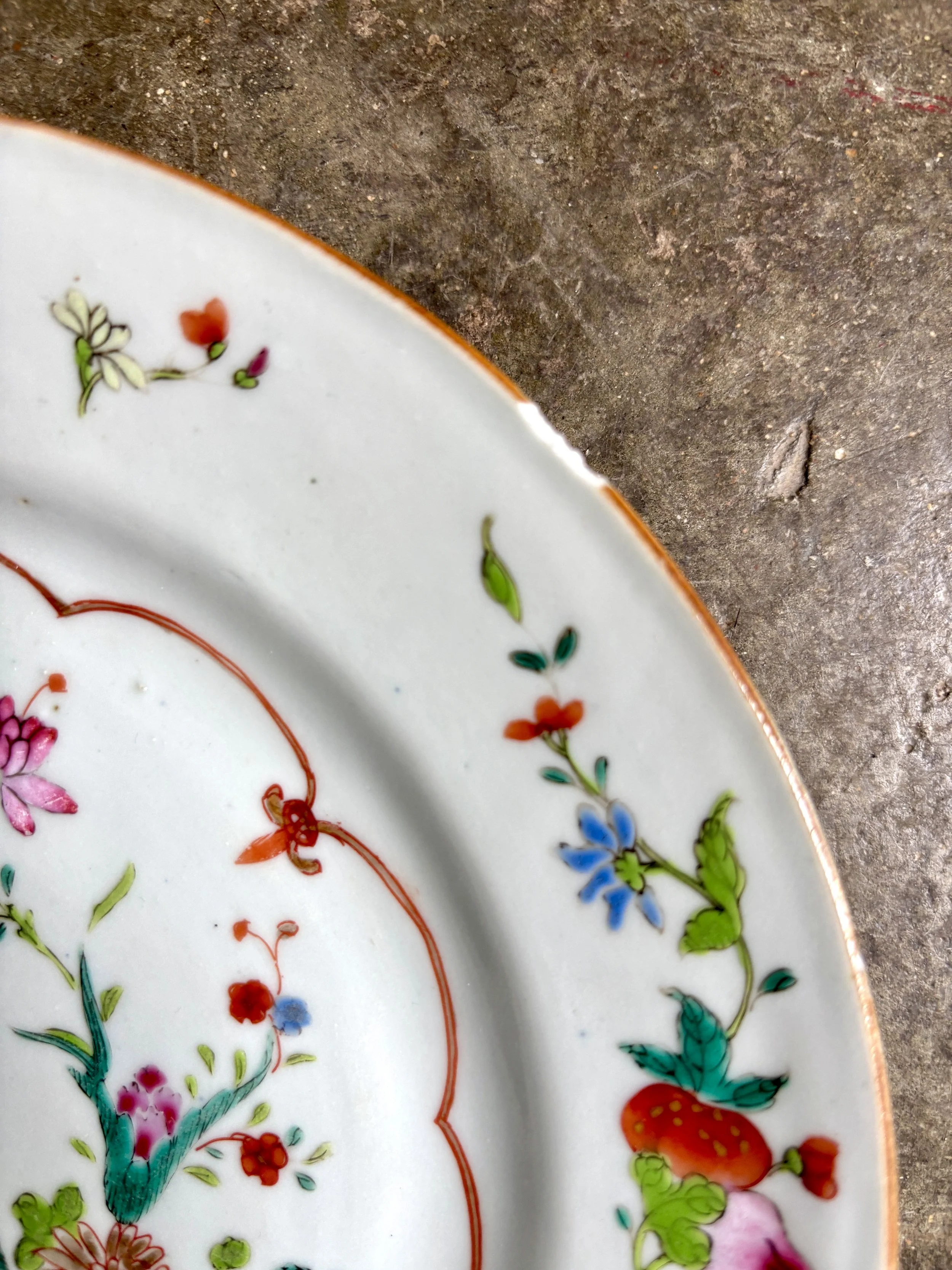 assiette-plate-compagnie-des-indes-porcelaine-polychrome-bleu-rose-vert-dore-vaisselle-vintage-antique-axs-design-paris-france