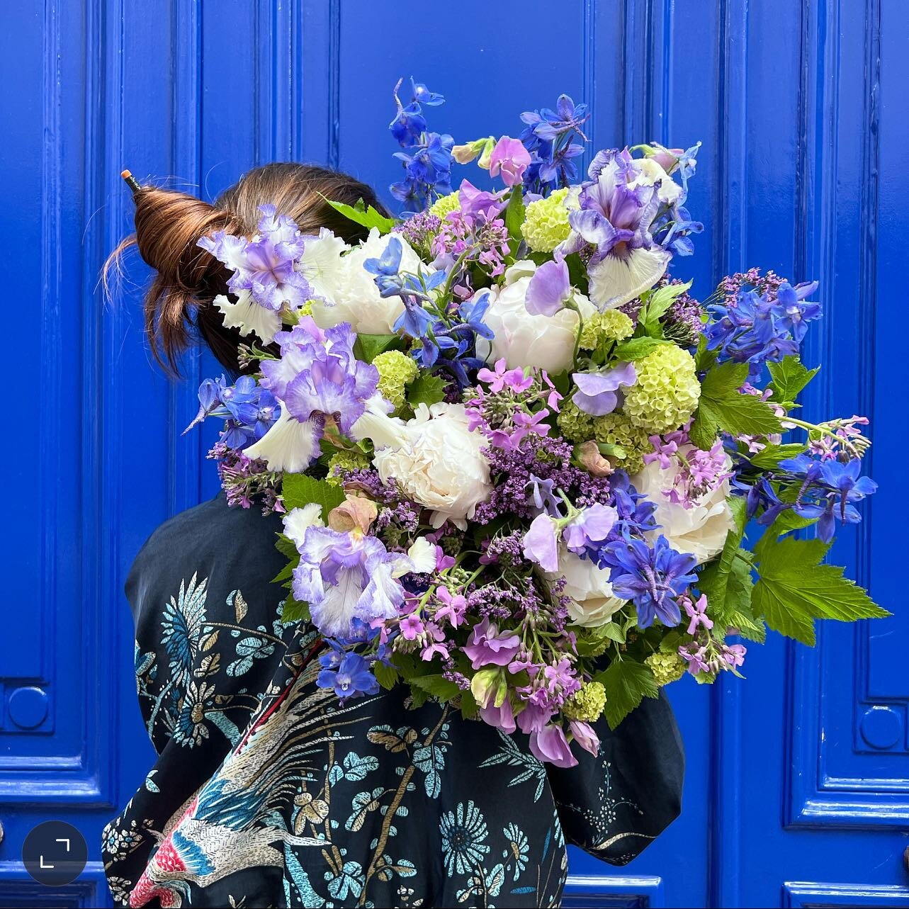 Comme un air de printemps 🕊

On termine la semaine avec ce beau bouquet bleu r&eacute;alis&eacute; par notre apprentie Lauranne 🧿

Pivoine, pois de senteur, delphinium, iris, julienne&hellip;
@collectif_delafleurfrancaise 

#bleu #fleurs #fleuriste