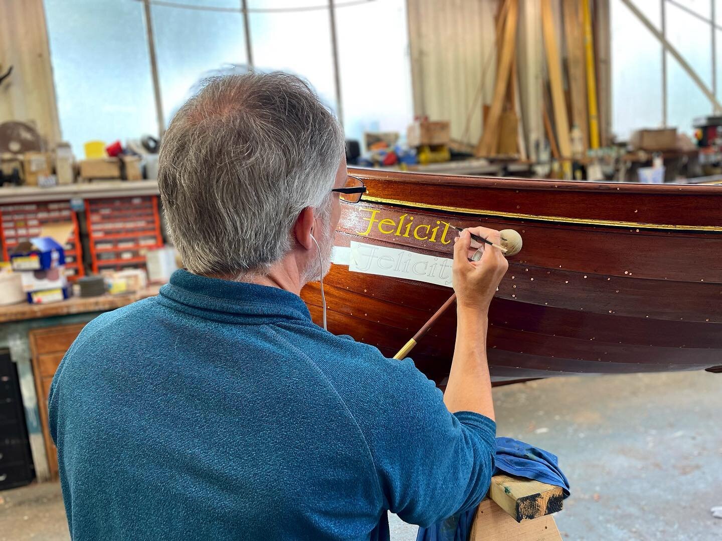 Always a pleasure having Tim in sign writing. #signwriting #signwriter #handpainted #skills #boatbuilding #boatyard #boats #classicboats #thames #riverthames #woodenboatbuilders #woodenboats #woottens