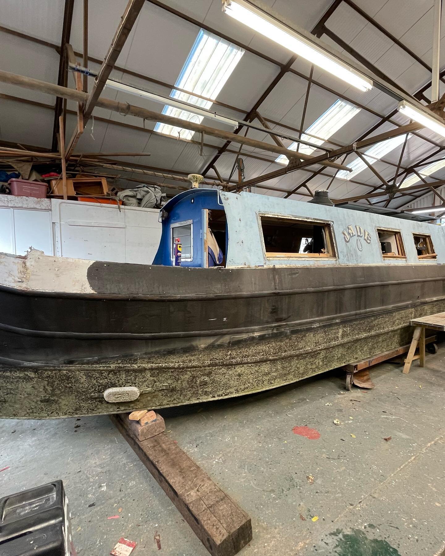 This little barge came to us for a re paint, she was a little tired and was in need of some tlc , here are some before and after pictures #bardge #boatyard #epifanes #marineindustrial #riverthames #handpainted #mirrorfinish #tattooist #henlyonthames 