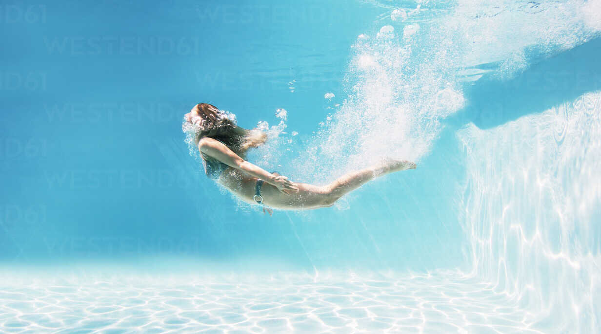 women-swimming-chlorine-natural-support-reduce-toxin-exposure.jpeg