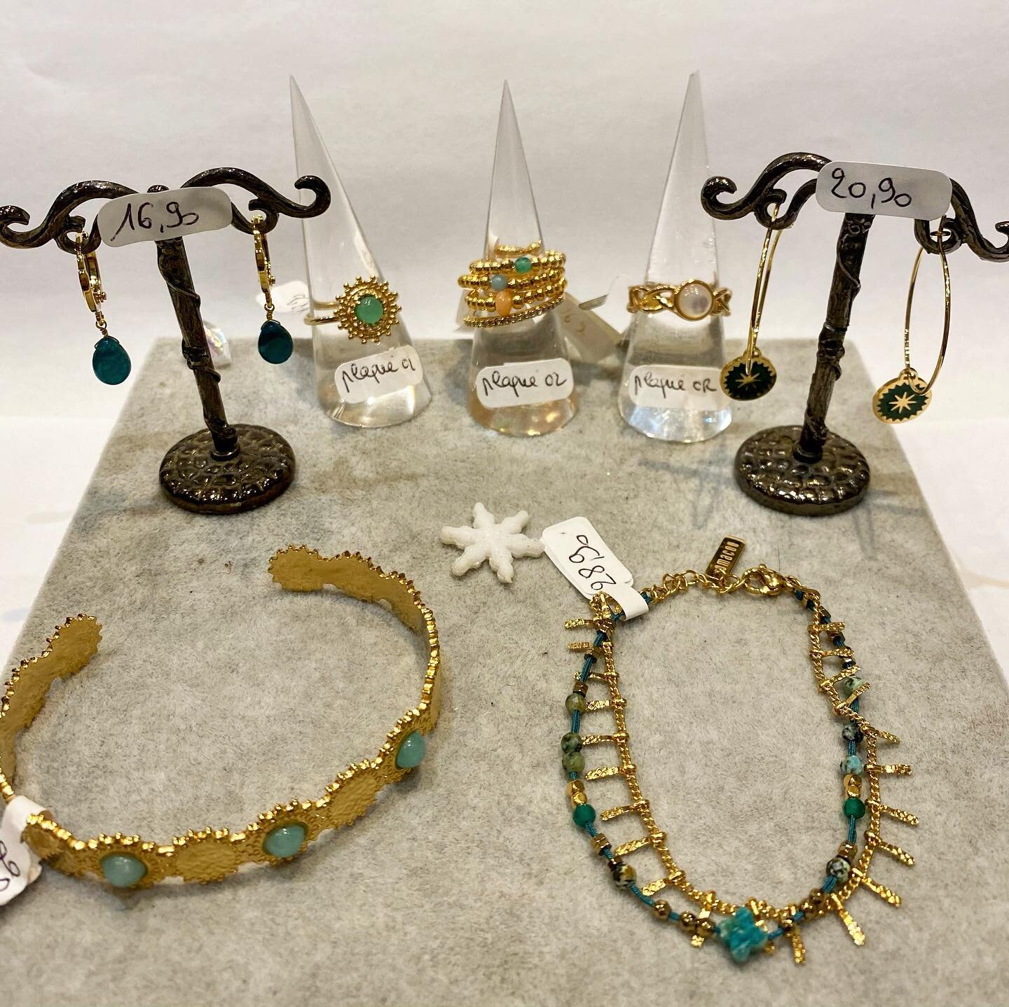 Du vert pour Noël 🌿 

Bijoux en acier et plaqué or ✨

#noel #santa #jewelry #bijoux #gift #giftideas #ideecadeau #green #gold #acierinoxydable #plaqueor #rouen #bleulilas