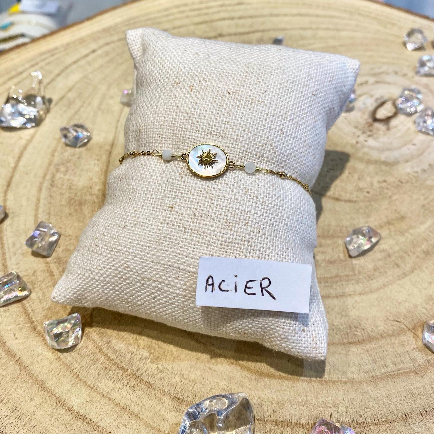 // CONCOURS // 

Nous vous proposons de remporter ce joli bracelet fin en acier 😍 

Pour participer : 
- Liker la photo
- Suivez nous sur Instagram 
- Commentez le post en mentionnant une ou un ami.e qui raffole de bijoux. 
- Partagez en story pour 