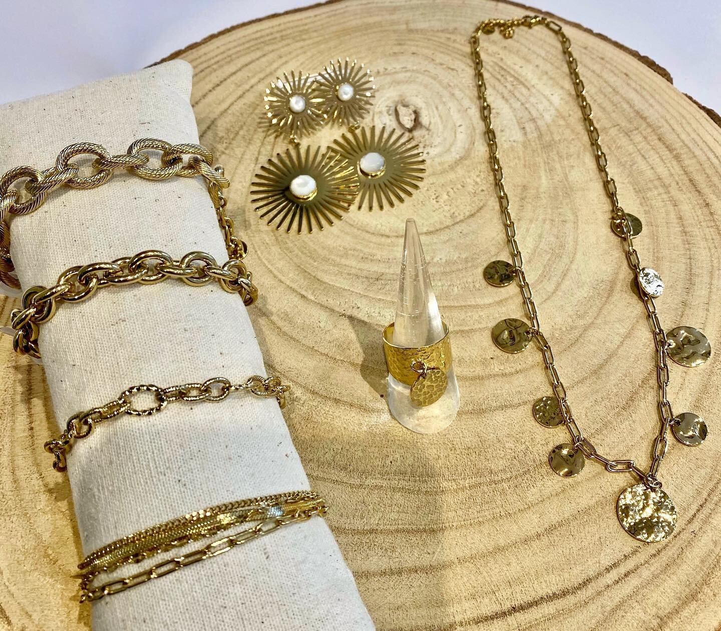 // GOLDEN ADDICT //

De quoi accessoiriser et mettre en valeur une tenue sobre ✨ 
Saint-Valentin J-4 &hearts;️

#bijoux #bijouxaddict #necklace #earrings #ring #bracelet #acierinoxydable #acier #doré #gold #saintvalentin #valentineday #gift #plesure