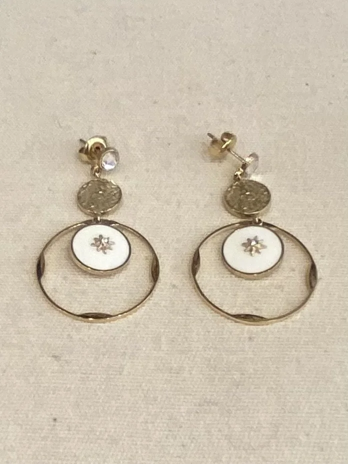 Boucles-d'oreilles emaillées blanches en acier
