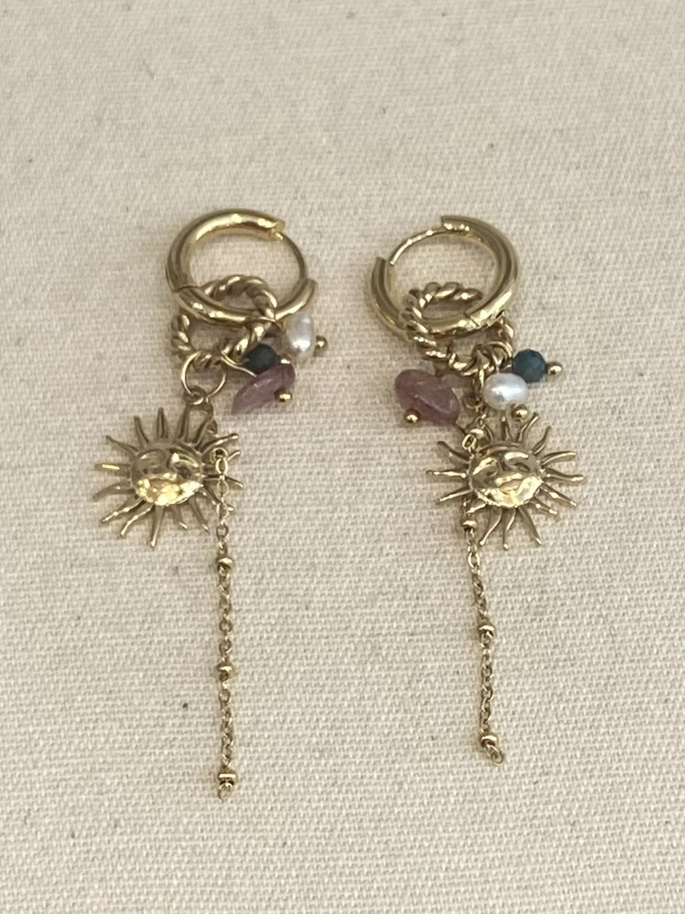 Boucles-d'oreilles anneaux avec breloques pierres et acier
