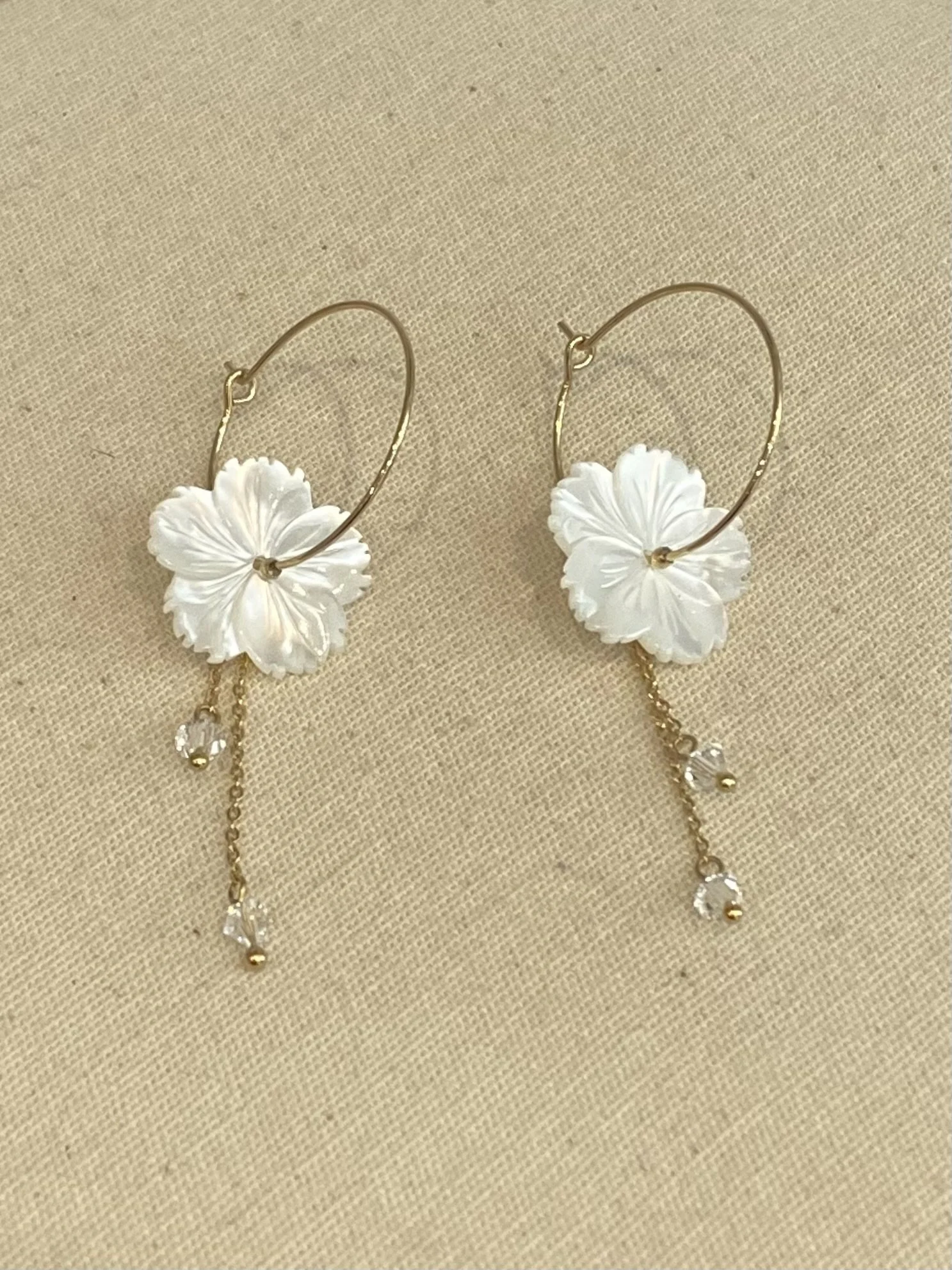 Boucles d'oreilles créoles fleur nacre et acier