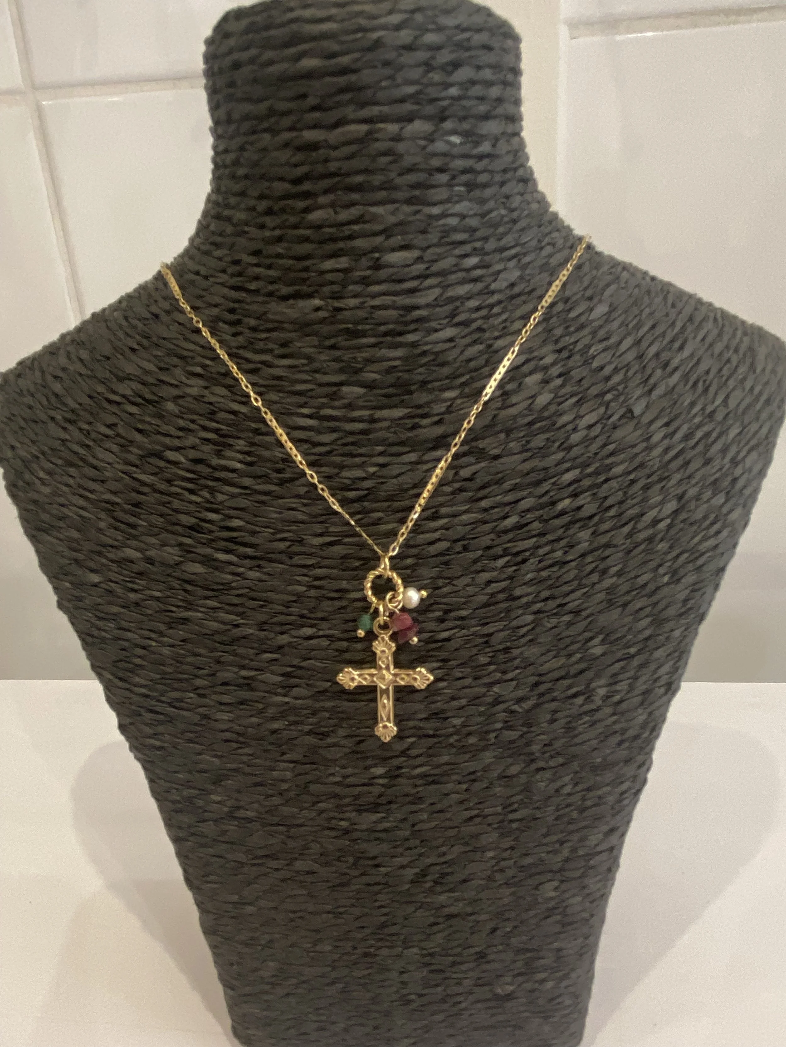 Collier croix avec petites pierres en acier