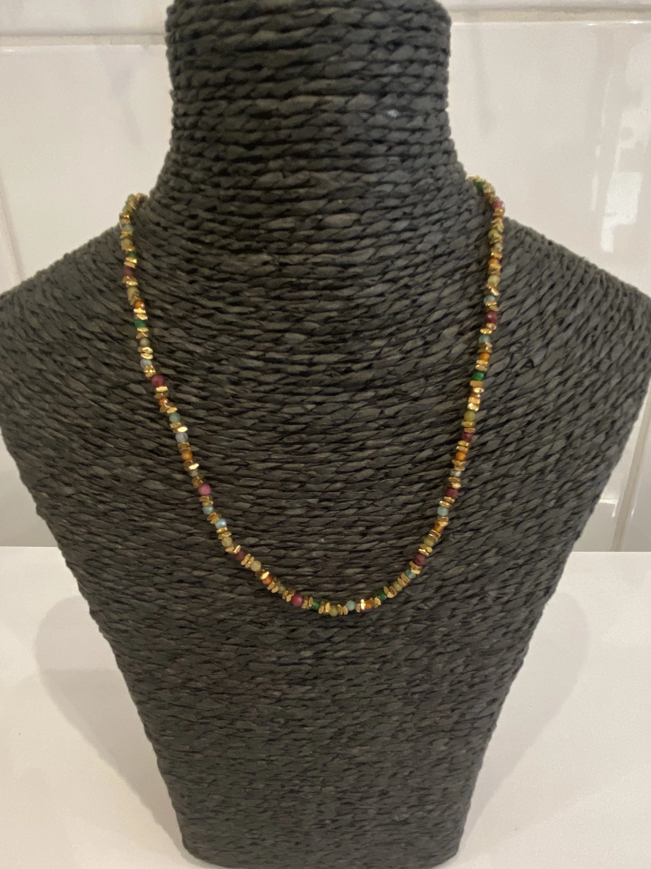 Collier en pierres multicolores et acier