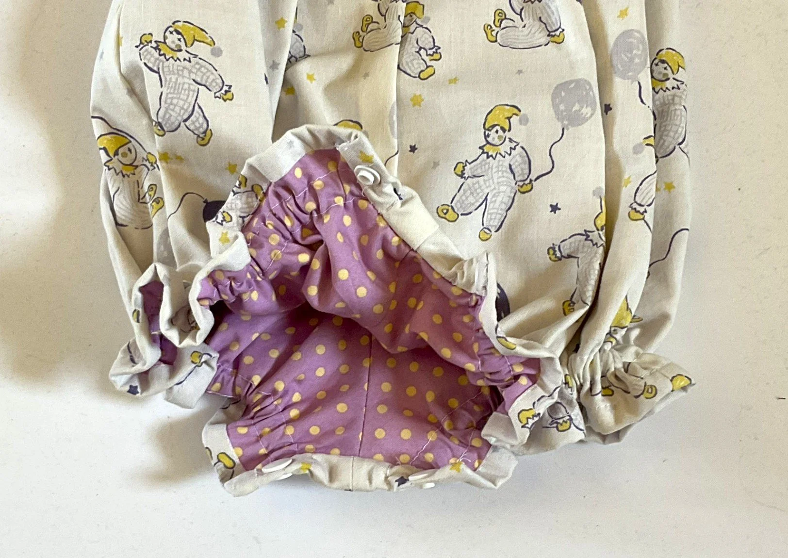 Baby Clowns legs opening and lining r.jpg