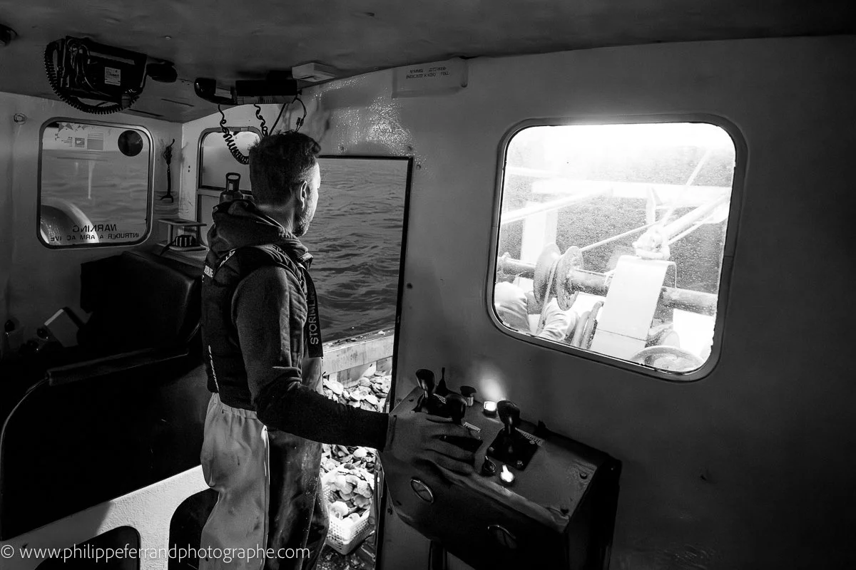 Le patron contrôle la situation de pêche