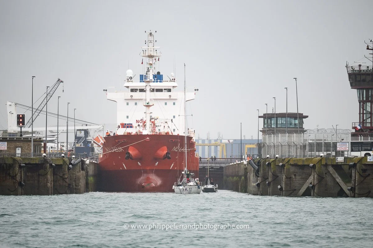 Cargo dans l'écluse de Saint Malo