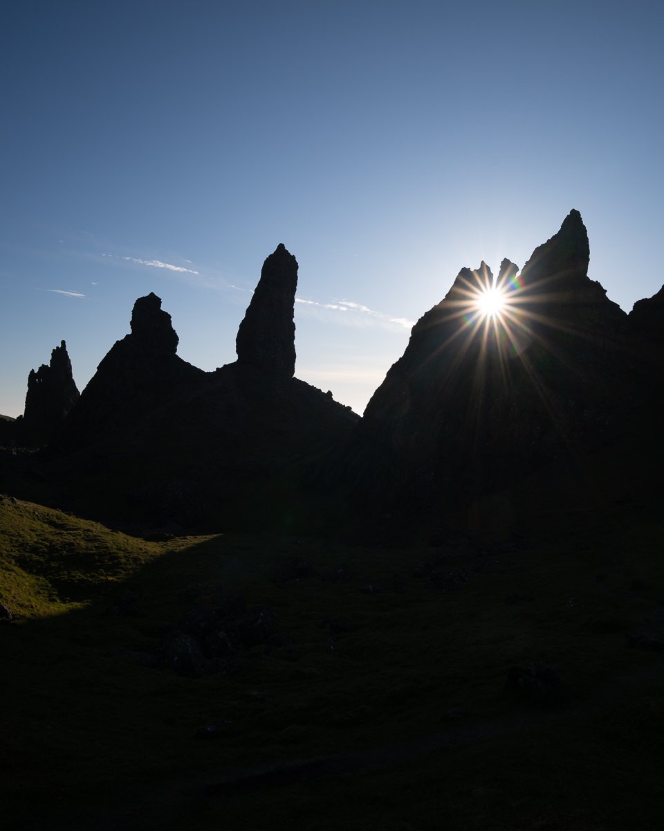 The Old Man of Storr, lieu embl&eacute;matique de l'ile de Skye
2 ambiances... coucher de soleil sous la brume, ou lever de soleil avec une magnifique lumi&egrave;re.
Dans les 2 cas, c'est un endroit qui ne laisse pas indiff&eacute;rent. La nature cr