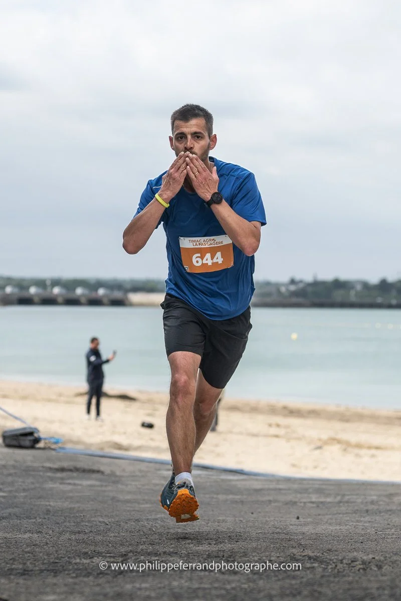 coureur embrassant la photo