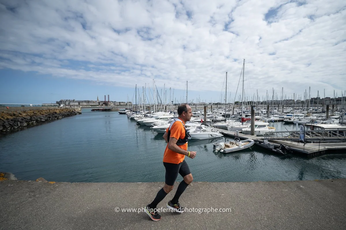 coureur devant le port des bas sablons