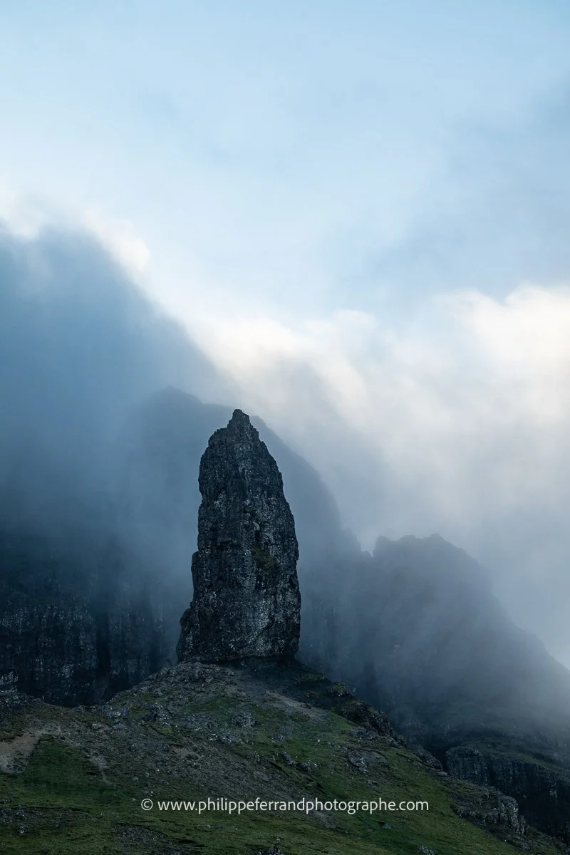 le Old Man of Storr perce la brume