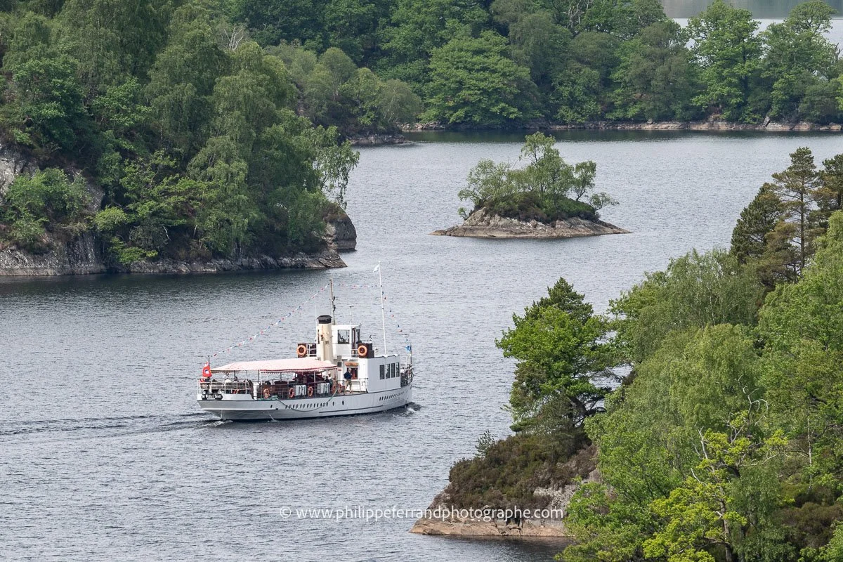 Bateau à vapeur vogue sur le Loch Katrine