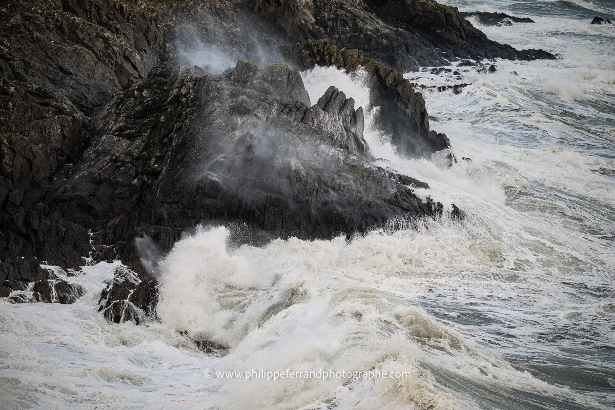 Vagues à l'assaut des falaises