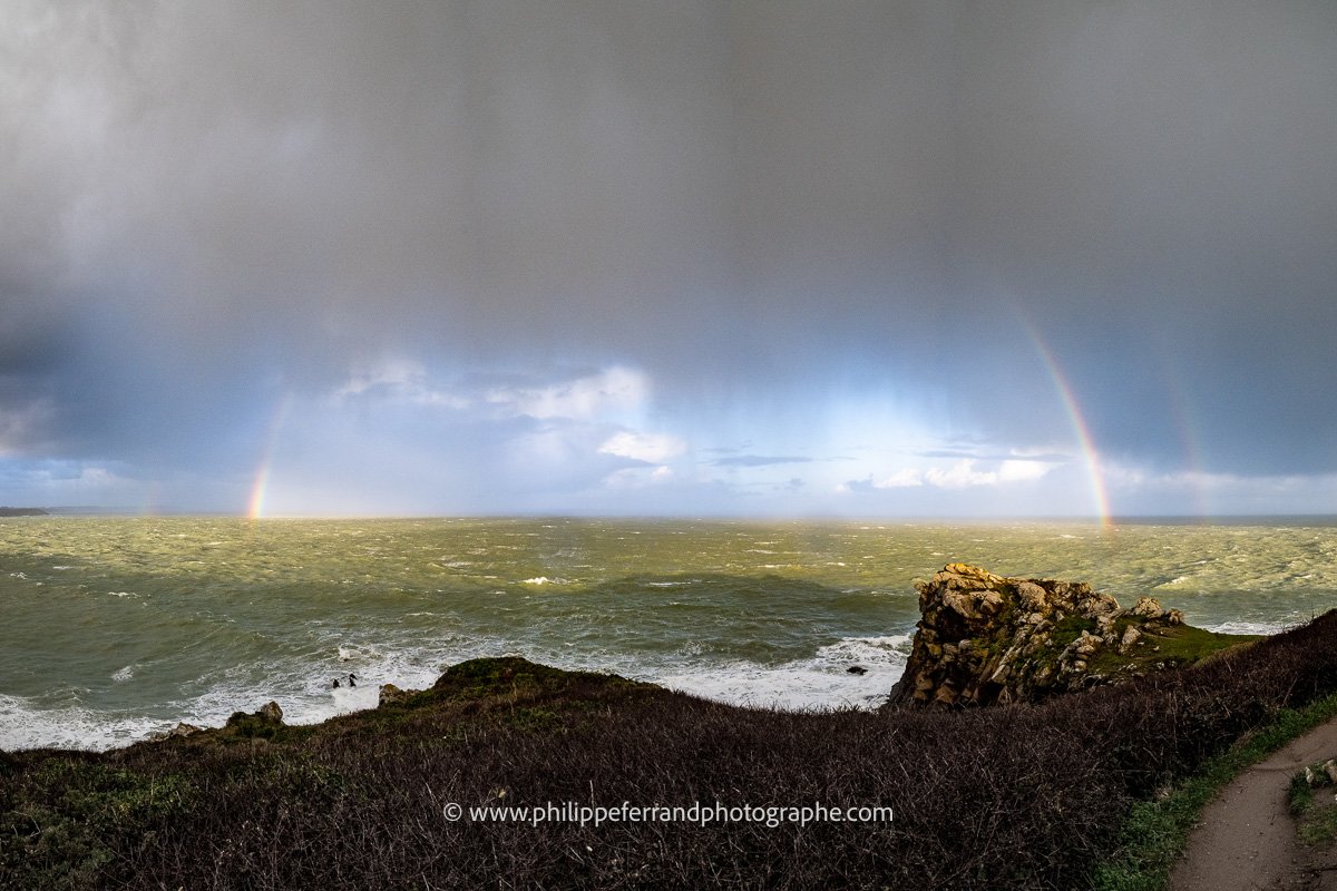 Arc en ciel devant la pointe de Rochefroide