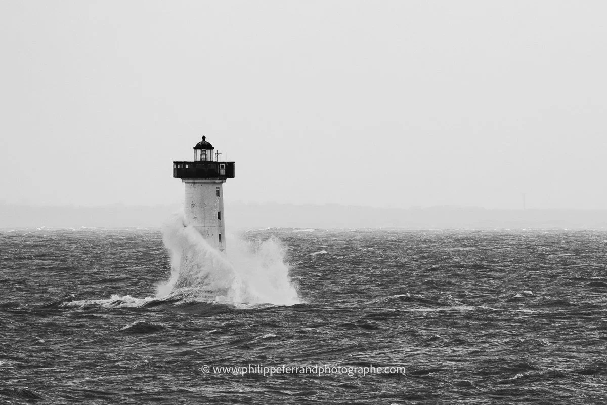 Eclat de vague sur le phare du Herpin