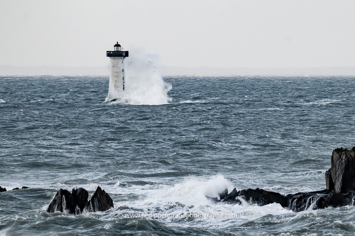 Eclat de vague sur le phare du Herpin