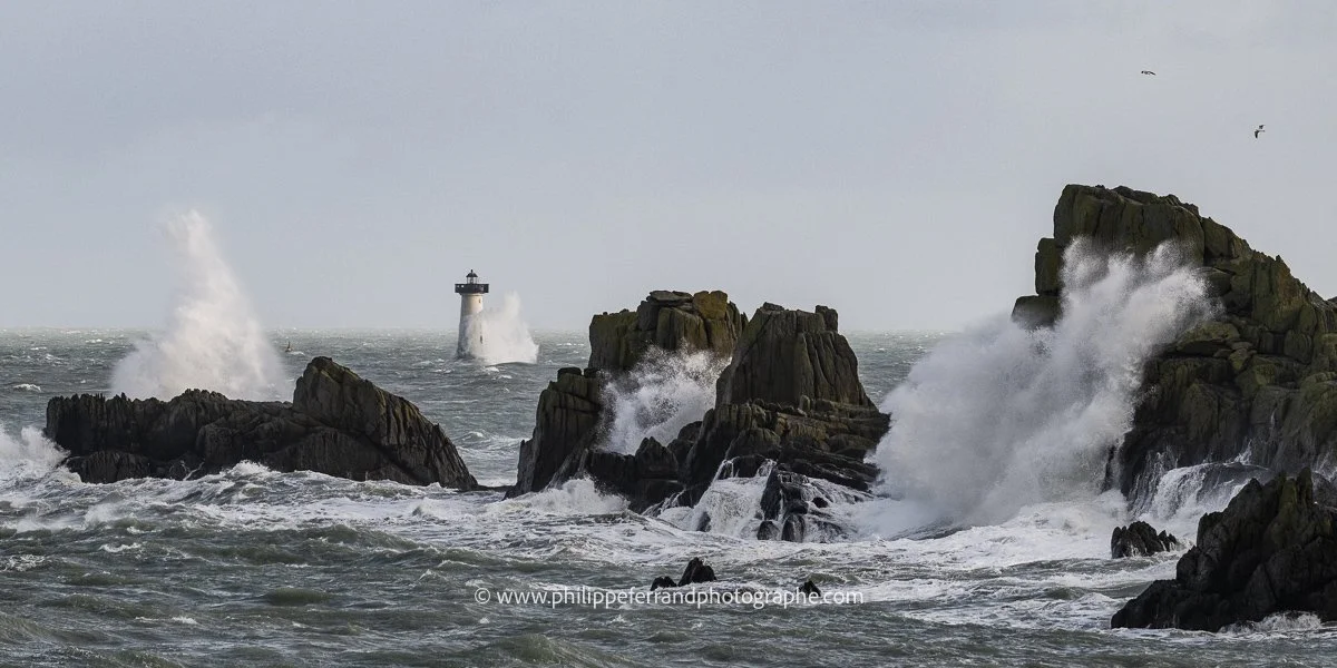 Vue sur l'ile des landes et le phare du Herpin pris d'assaut par les vagues